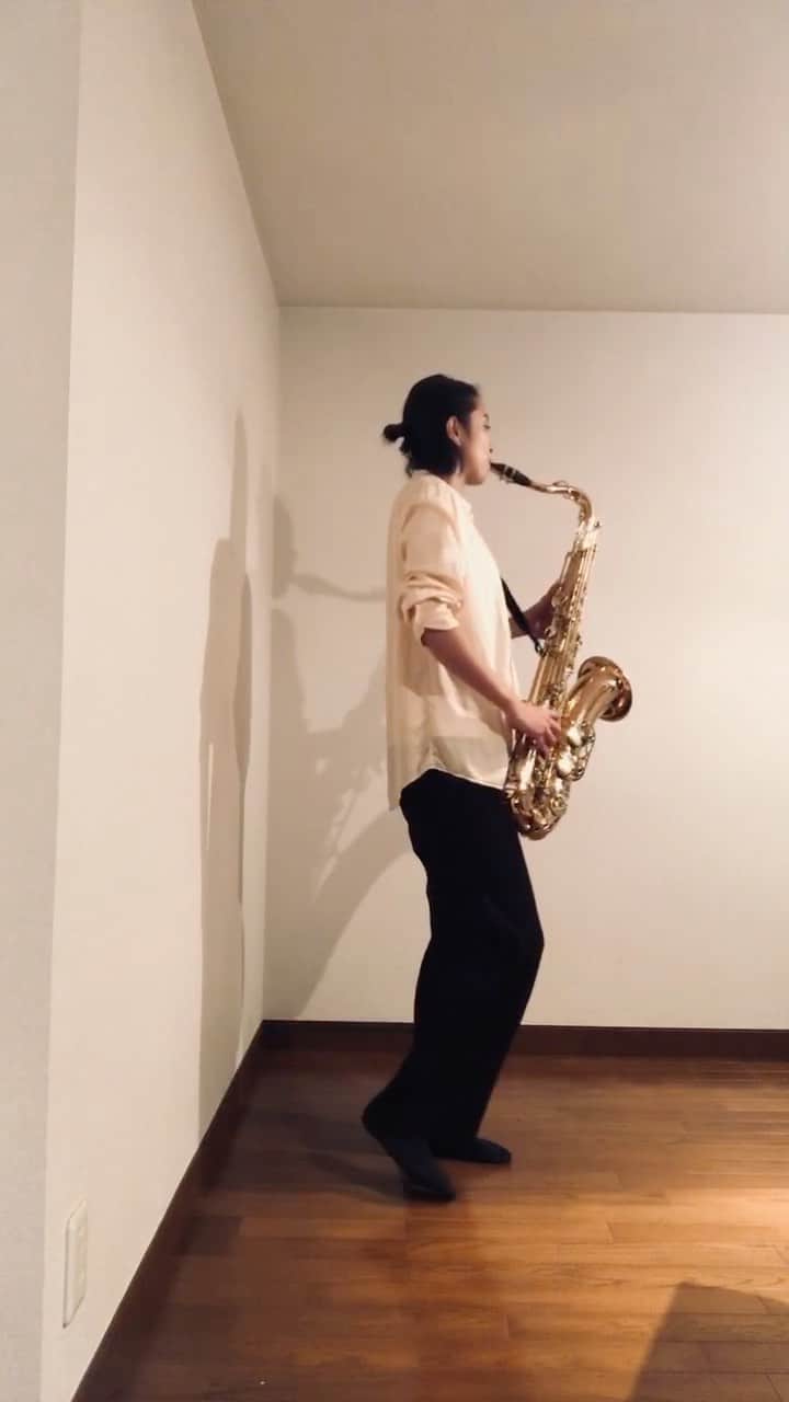 岡本あずさのインスタグラム：「音量注意です⚠️ 1年て早いなぁ本当に。思い出の曲です😌 #サックス #テナーサックス　#saxophone」