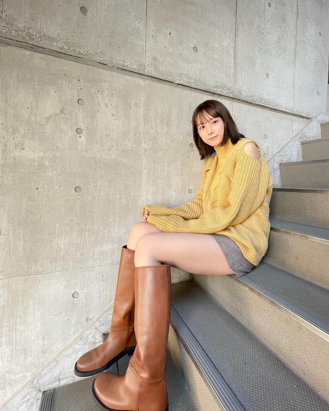 のインスタグラム：「⠀⠀ 秋だねえ🌾 ⠀ 昨日のロケで顔が筋肉痛で いつも以上に表情筋動いてません🙂 ⠀ Tops ‘ @heatherrich_official ’ Bag ‘ @with_mag_official 付録 🤍 ’ ⠀ 持ち方癖強めっ  #heatherrich」