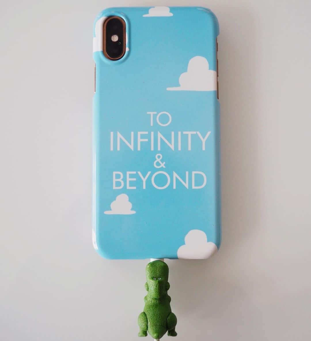 上村彩子さんのインスタグラム写真 - (上村彩子Instagram)「. .  “To infinity and beyond” “無限の彼方へ、さあ行くぞ！”💫  パークへ行ったら、買うと決めていた レックスのケーブルバイト。 スマートフォンケースは、 iPadで自分でデザインして作りました〜☁️ トイストーリーのアンディの部屋の、 雲柄です☁️☁️☁️  昨日、トイストーリーホテルが 4/5開業と発表されましたね。 泊まりにいくの楽しみだー！  #toystory#pixar #トイストーリー#トイストーリーホテル」10月29日 16時21分 - saekokamimura