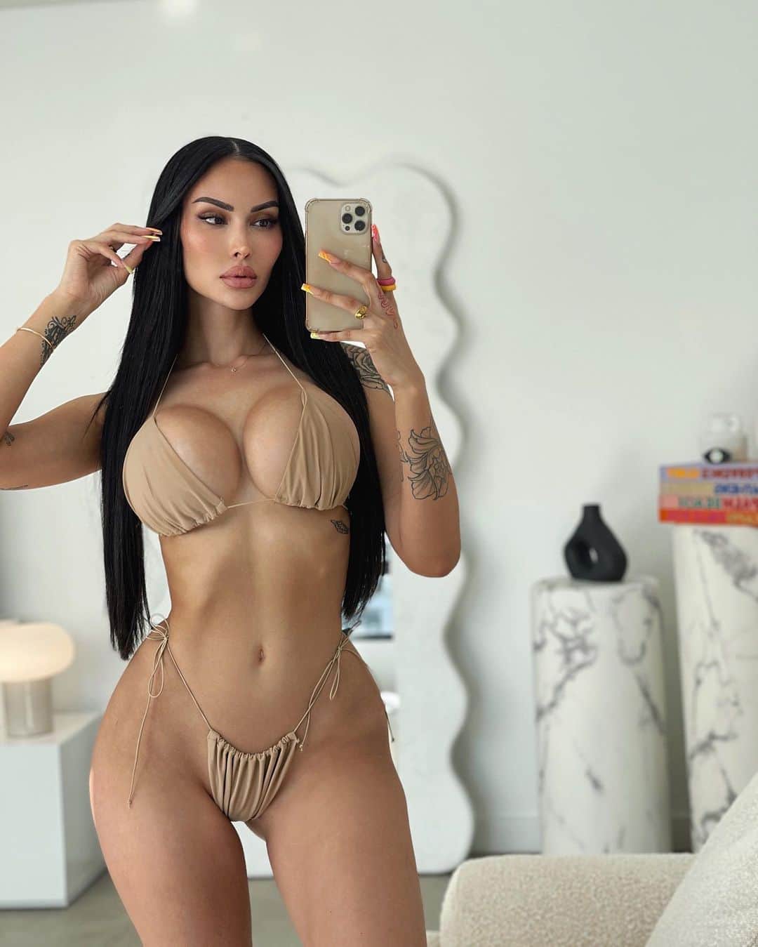 ANNELESE MILTONのインスタグラム：「When you can’t be nude wear a nude bikini ❤️‍🔥 @fashionnova fashionnovapartner」