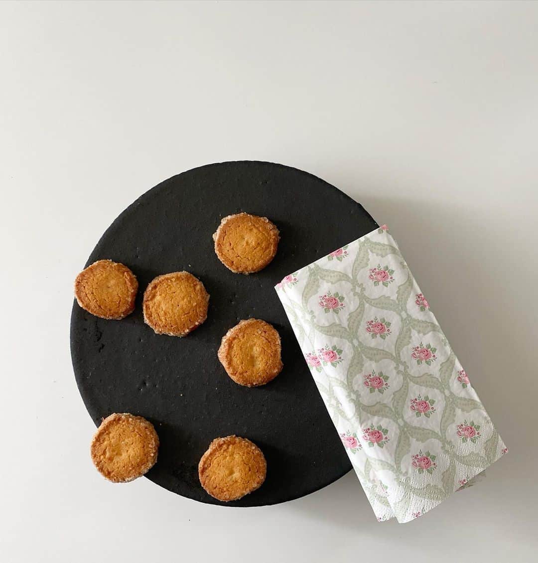 伊藤まさこのインスタグラム：「焼き菓子のおいしい季節です。今年はなぜか栗に前のめっていない🤔#masakooyatsumemo」
