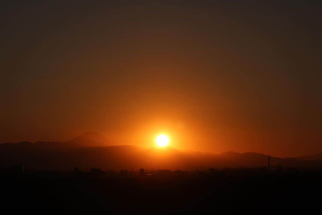 坂元美香さんのインスタグラム写真 - (坂元美香Instagram)「today's sunset 2021/10/29 16:40  写真を時系列で並べています。 ゆっくりと富士山が現れるのが醍醐味です。 雲がないので綺麗に山へ沈んでいきました。 今日も日本は平和です。  それでも、もっと平和に暮らすために 選挙へ行きましょう。  私は選挙権を得て以来 選挙へ行かなかったことが 一度もありません。 それくらい昔から関心があります。 無関心ほど恐ろしいものは ないと思っています。 知らないうちに、いつの間にかこうなっていた と気づいた時にはもう遅いのです…  #sunsetphotobymikasakamoto  #sunset #夕陽 #夕日 #黄昏時 #夕焼け #tokyosky #やっぱり空が好き #イマソラ #CanonEOSKiss8i #選挙へ行こう #子供たちの未来のために #大人の責任」10月29日 17時37分 - mika_saka