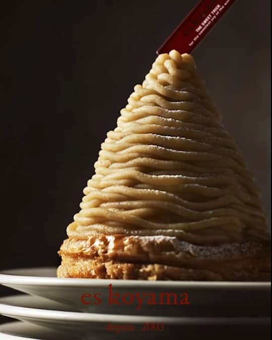 小山進のインスタグラム：「【NEW ITEM CREATIVE 通 信】Vol.48  モンブラン ⁡ ロールケーキもそうだが モンブランもどこのケーキ屋さんでもほぼ形は同じ。 ⁡ だから個性を発揮出来る。 ⁡ オープンの時そう考えてエスコヤマならではのモンブランを考えた。 当時三田市に栗の生産者さんの繋がりが全くなく愛媛県の栗を使って試作を繰り返した。  僕の理想は自分が決めている糖度になるまで冷蔵庫で栗を熟成させること。 そして蒸してスプーンで実を掻き出すこと。 そうする事で渋皮の程よい香りが宿って個性的なペーストが生まれる。 ペーストは絞れる様に牛乳シロップで固さは調整するがほぼ蒸し栗そのまま。栗きんとんを絞っている様なモンブランを当時から目指した。 ⁡ ボトムにはこんがりキャラメリゼしたパイ生地そして渋皮栗のコンポート🌰 ⁡ クレームシャンティにはキビ砂糖のコクを加えた。 ⁡ エスコヤマには圧力釜で炊き上げたむき栗から作る「昔モンブラン」や今年初めて9月から出していたフランス栗とカシスのマリアージュを楽しむ 「フランス栗のモンブラン」など数種類のモンブランがあり、どれも全て味わいが異なる。 ⁡ エスコヤマの全てのモンブランのルーツ。 これこそが僕も毎年待ちわびているモンブランだ。 ⁡ 今年は凄く甘く深い味わいの栗が入ってきて豊かでいて時に厳しい自然と対峙されている生産者さんの日々のご苦労の賜物だと感謝している。 本当にありがとうございます。 毎年ペーストの量は決まっていてそれがなくなれば今シーズンは終了。 季節の限られた味覚を是非お召し上がりください。 ⁡ [以下オフィシャルコピー] ⁡ モンブラン ⁡ 今年もこの季節がやってきました。エスコヤマのプチガトーの中でも1、2位を争う人気者。そう、モンブランの登場です。素材の味がシンプルに出るケーキだけに、夏の終わりから小山シェフは栗の産地、愛媛の天候が気になります。台風がないだろうか、栗は無事だろうか…と。そして、１年間ずっとこのケーキを待ち続けてくださっているお客様も多くいらっしゃるため、シェフの意気込みもいっそう高まります。そのエスコヤマのモンブラン、表面のマロンクリームは殻ごと蒸してスプーンで１粒ずつ実をほじくり出して作るので、渋皮の香りが濃厚。ボトムの分厚いミルフィーユをザクッと割って、絡めて食べればペロリとたいらげられそうです。 ⁡ #パティシエエスコヤマ #patissiereskoyama #eskoyama #エスコヤマ #小山シェフ #小山進 #兵庫 #三田 #hyogo #sandacity #Japan #プチガトー #モンブラン #petitgateau #montblanc #愛媛県宇和島産 #栗 #chestnuts #ミルフィーユ #millefeuille」