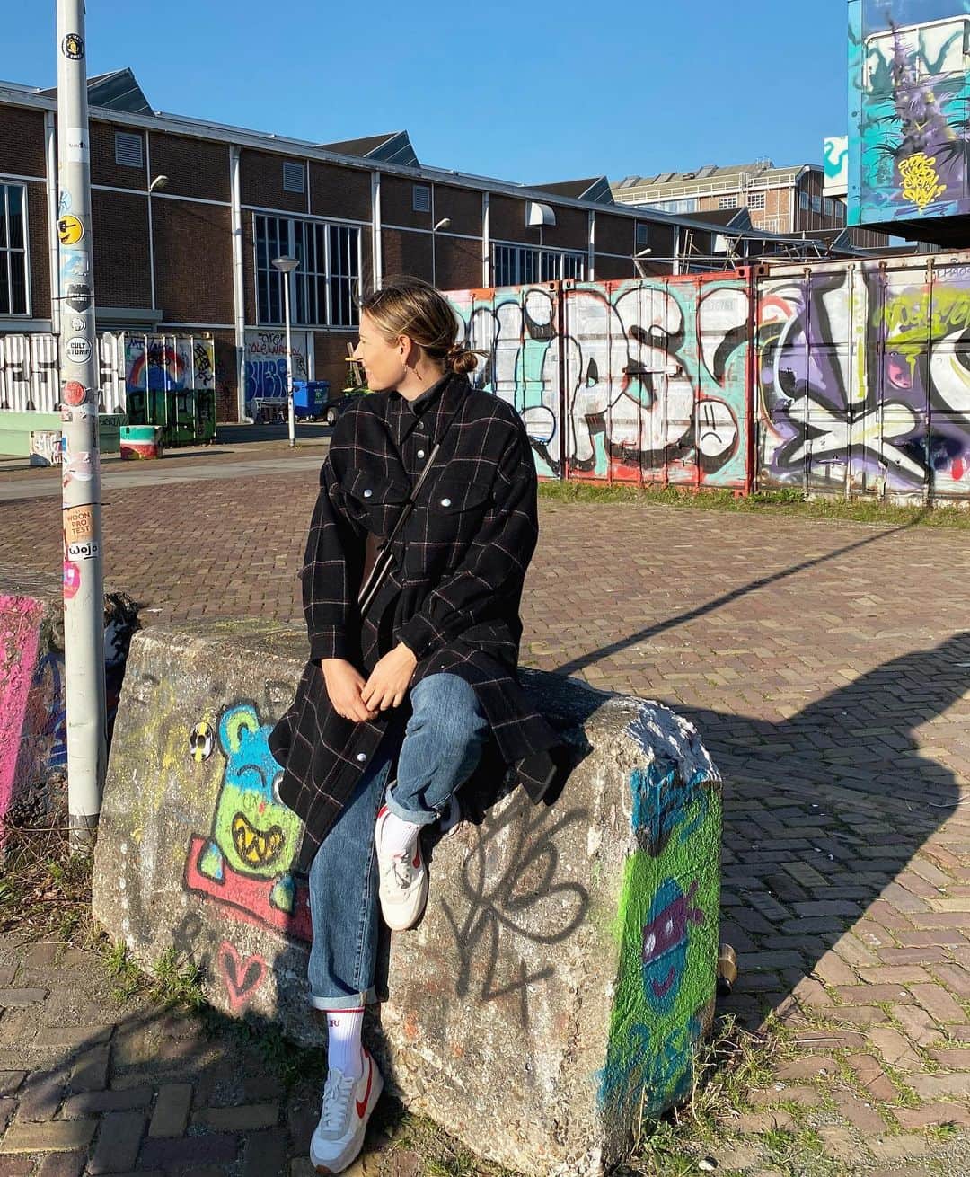 マリア・シャラポワのインスタグラム：「Timing is everything. Especially to see the sun shining in Amsterdam ☀️🤷‍♀️. Today’s itinerary—a day trip to Noord to see where the cool cats hang out 😅」