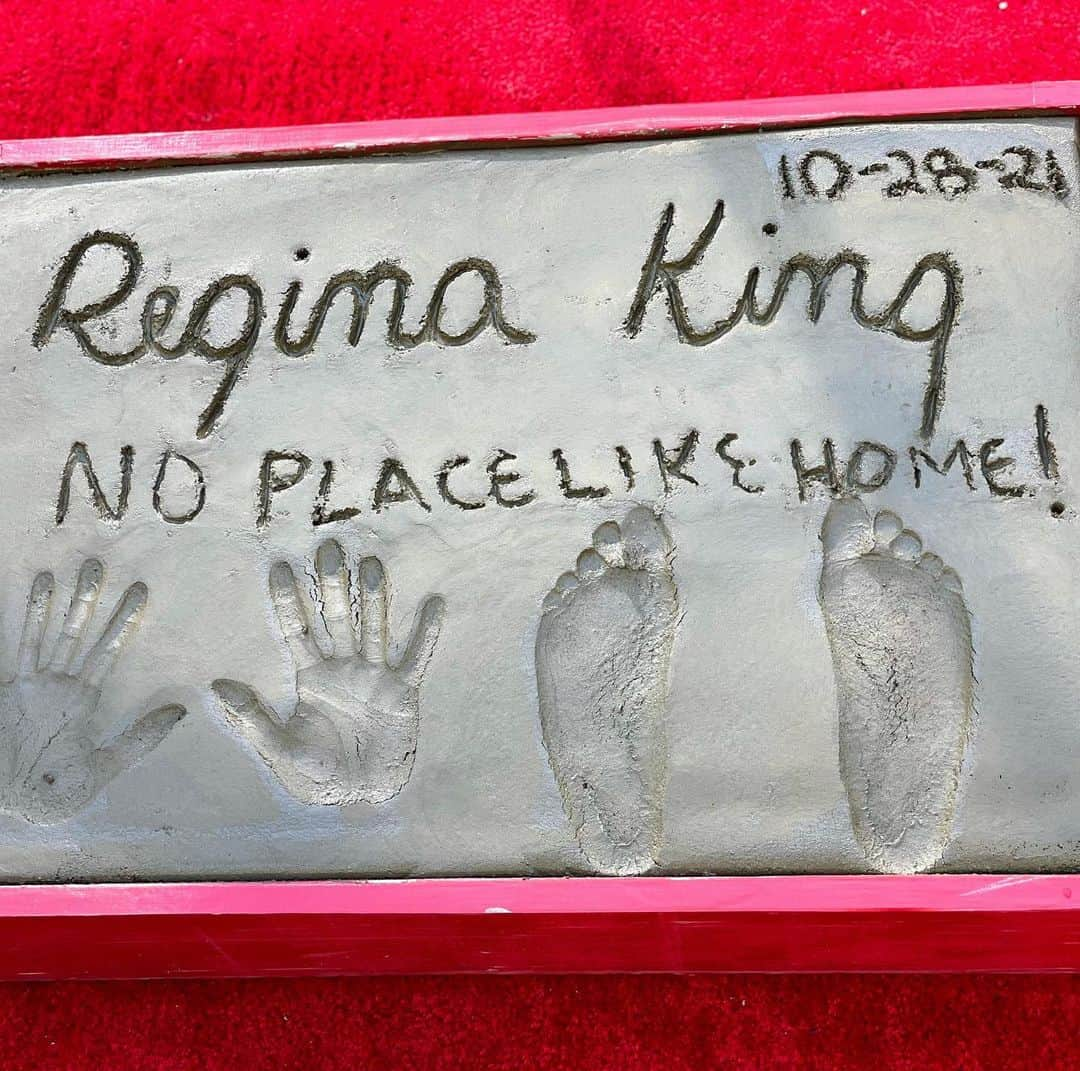 レジーナ・キングさんのインスタグラム写真 - (レジーナ・キングInstagram)「Soooo this happened yesterday. Hollywood Hand and Footprint ceremony! Wow what a moment. To be cemented forever in the city where I was born and bred was a surreal and emotional moment surrounded by family and friends. Thank you Netflix! Thank you TCL theatre! Filled with so much gratitude 🙌🏾👣」10月30日 4時37分 - iamreginaking