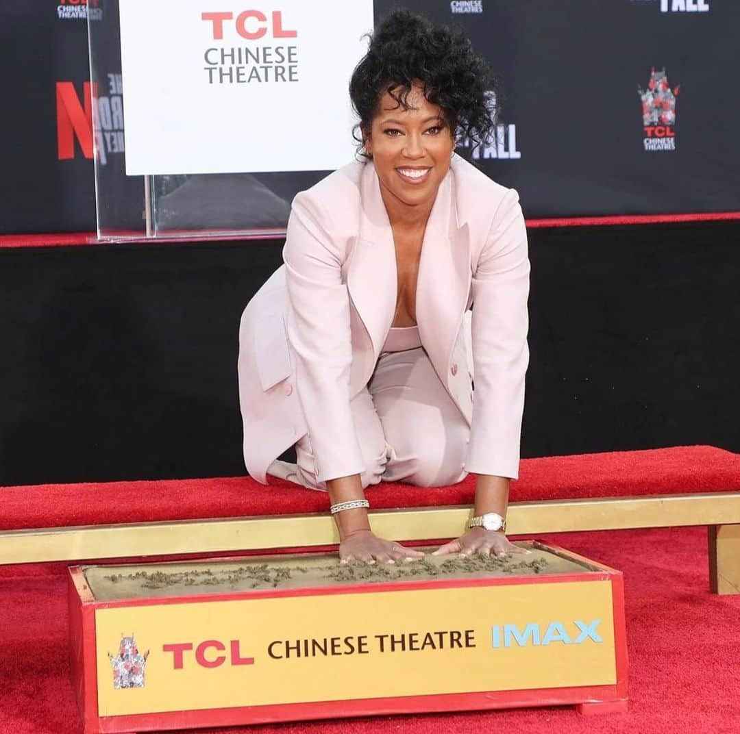 レジーナ・キングのインスタグラム：「Soooo this happened yesterday. Hollywood Hand and Footprint ceremony! Wow what a moment. To be cemented forever in the city where I was born and bred was a surreal and emotional moment surrounded by family and friends. Thank you Netflix! Thank you TCL theatre! Filled with so much gratitude 🙌🏾👣」