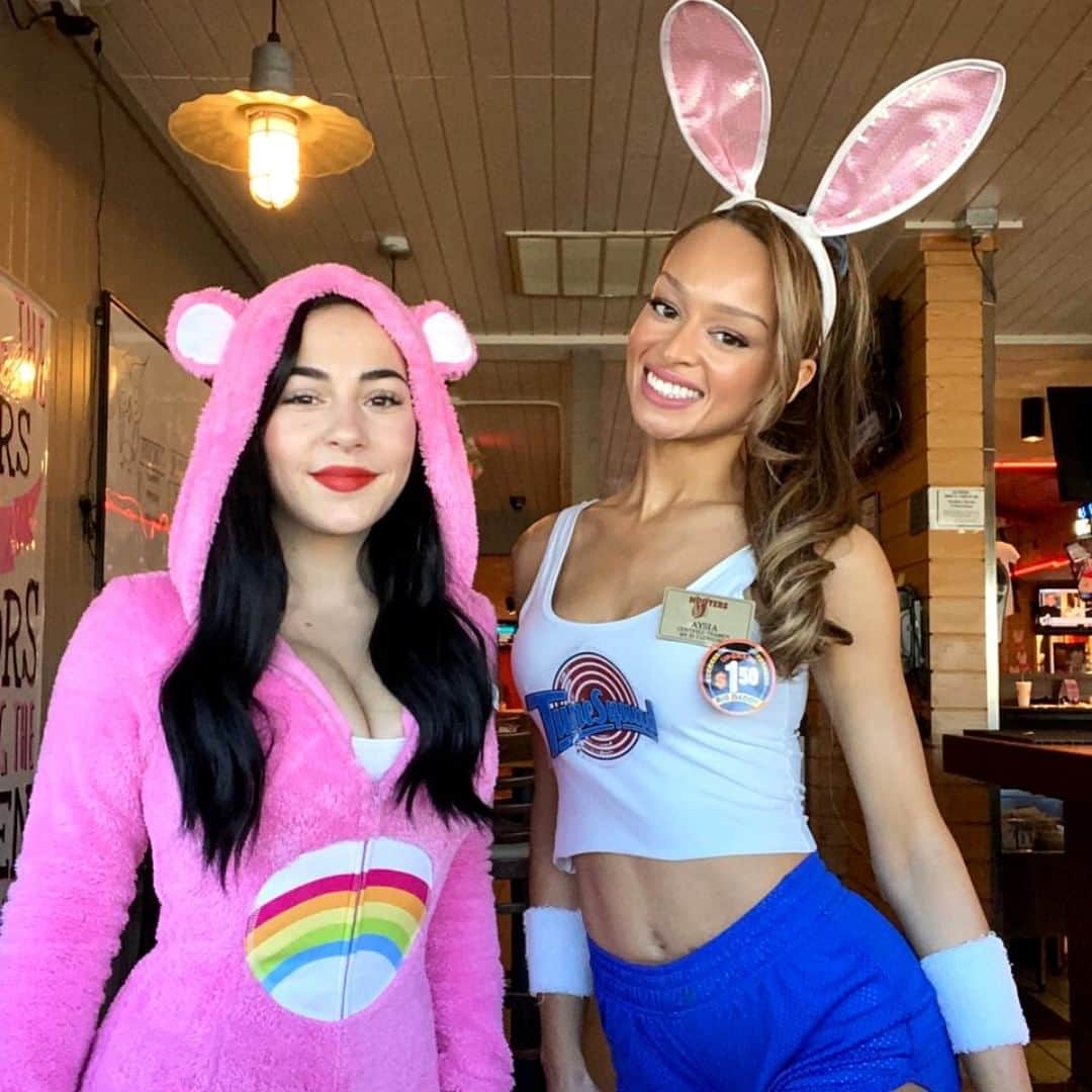 Hootersさんのインスタグラム写真 - (HootersInstagram)「We’re starting the spooky celebration early.   Come join us for Halloween dress up days all weekend long! 🎃」10月30日 4時00分 - hooters