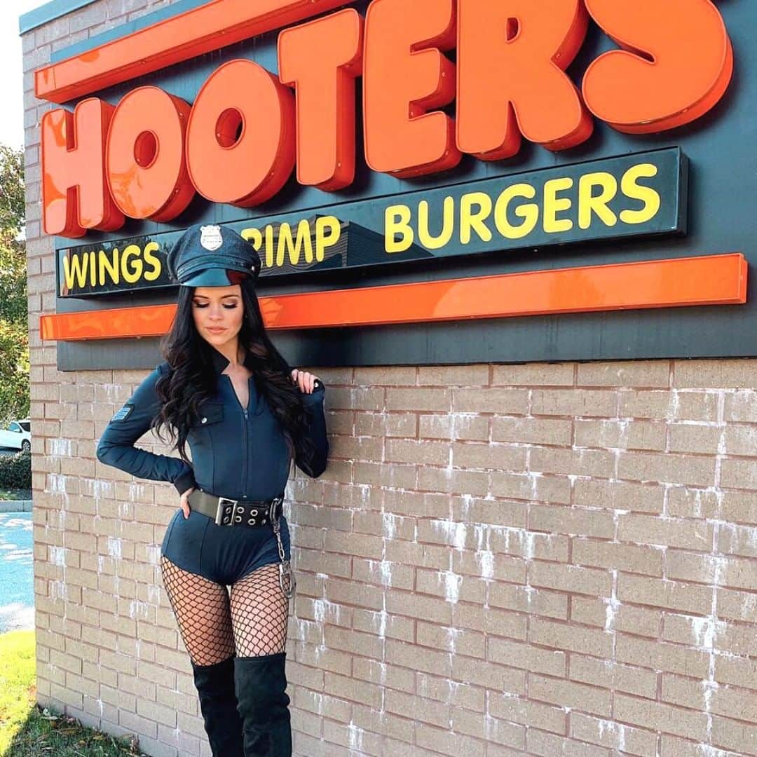 Hootersさんのインスタグラム写真 - (HootersInstagram)「We’re starting the spooky celebration early.   Come join us for Halloween dress up days all weekend long! 🎃」10月30日 4時00分 - hooters