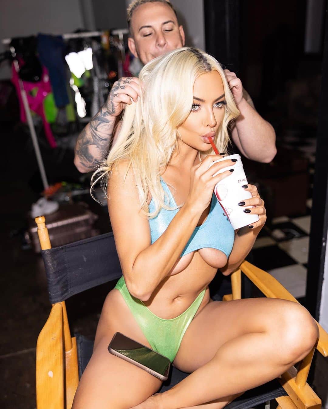 リンジー・ペラスのインスタグラム：「Behind the scenes shooting my 2022 Calendar! This one's gonna be... 👀 Well you'll see soon...... 👽 @martin_depict @peterhairbh @makeupbydion #glam #makeup #behindthescenes」