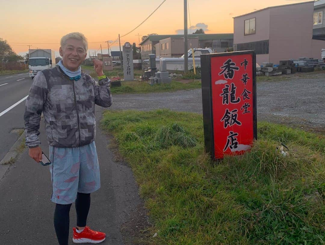 田村亮さんのインスタグラム写真 - (田村亮Instagram)「北海道で旅ラン。 かなりハードだったが、本当に楽しかった。沢山、写真撮ったが、川、トンネルで写真を撮る癖があるようだ。それ以外にも何で撮ったか分からない写真が結構ある^_^、  Twitterの企画でロンブー亮バーチャル駅伝と言うものをやってて、東京からずっと繋がっていたタスキが止まっていたので、後輩と旅ランでタスキを繋ぎに行って来た。 登別駅での自撮りがタスキ。 #ロンブー亮バーチャル駅伝  #ig北海道ランナーズ  #の皆さんも是非参加を #Twitterの企画をインスタグラムで告知 #すみません。  #ig北海道ランナーズ」10月30日 4時18分 - ryo_tamura7