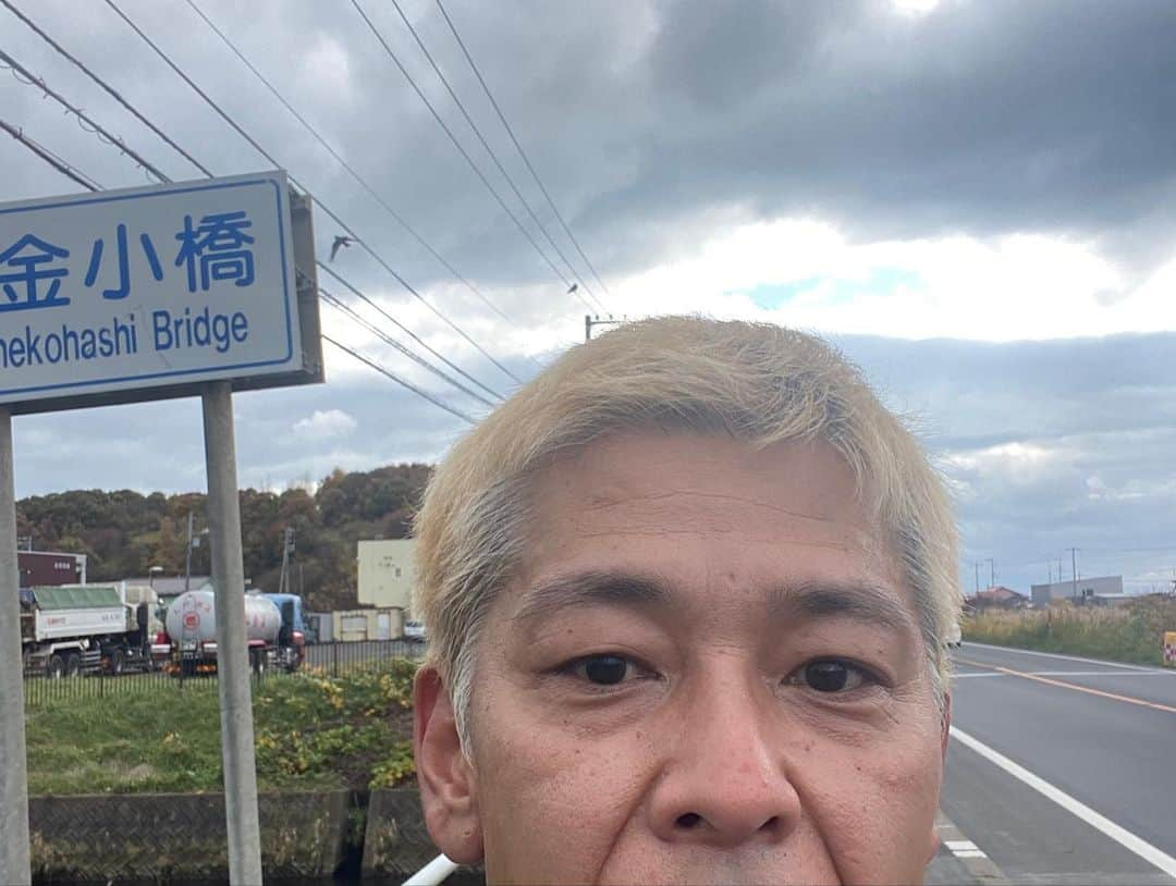 田村亮さんのインスタグラム写真 - (田村亮Instagram)「北海道で旅ラン。 かなりハードだったが、本当に楽しかった。沢山、写真撮ったが、川、トンネルで写真を撮る癖があるようだ。それ以外にも何で撮ったか分からない写真が結構ある^_^、  Twitterの企画でロンブー亮バーチャル駅伝と言うものをやってて、東京からずっと繋がっていたタスキが止まっていたので、後輩と旅ランでタスキを繋ぎに行って来た。 登別駅での自撮りがタスキ。 #ロンブー亮バーチャル駅伝  #ig北海道ランナーズ  #の皆さんも是非参加を #Twitterの企画をインスタグラムで告知 #すみません。  #ig北海道ランナーズ」10月30日 4時18分 - ryo_tamura7