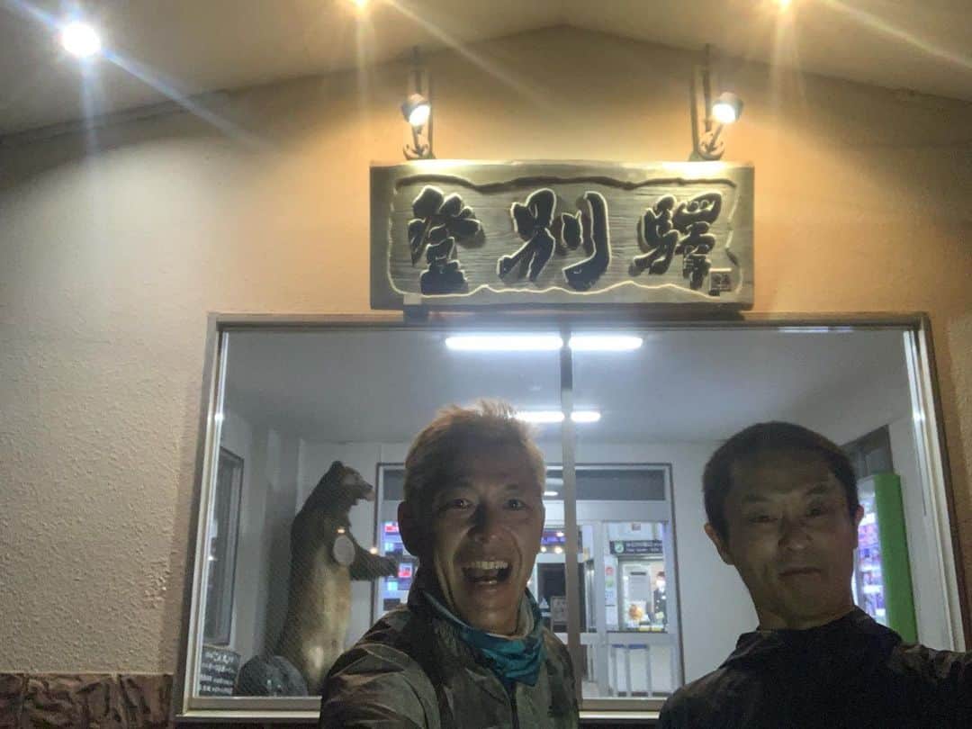 田村亮さんのインスタグラム写真 - (田村亮Instagram)「北海道で旅ラン。 かなりハードだったが、本当に楽しかった。沢山、写真撮ったが、川、トンネルで写真を撮る癖があるようだ。それ以外にも何で撮ったか分からない写真が結構ある^_^、  Twitterの企画でロンブー亮バーチャル駅伝と言うものをやってて、東京からずっと繋がっていたタスキが止まっていたので、後輩と旅ランでタスキを繋ぎに行って来た。 登別駅での自撮りがタスキ。 #ロンブー亮バーチャル駅伝  #ig北海道ランナーズ  #の皆さんも是非参加を #Twitterの企画をインスタグラムで告知 #すみません。  #ig北海道ランナーズ」10月30日 4時18分 - ryo_tamura7