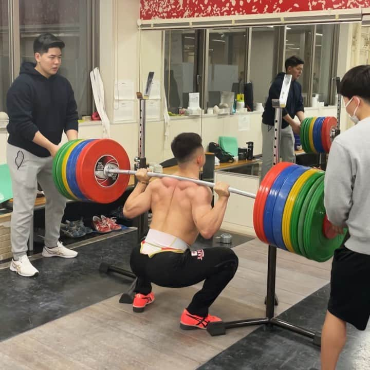 近内三孝のインスタグラム：「Back Squat PR 245kg (+5)  3年半ぶりの新記録✌️  @haleo_official  #weightlifting #powerlifting #squat #power」