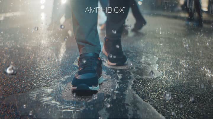 ジェオックスのインスタグラム：「Rain goes over our head. Discover Amphibiox™: the waterproof shoe that allows your feet to breathe while keeping them dry.     #geox #geoxshoes #StartWithABreath #amphibiox」