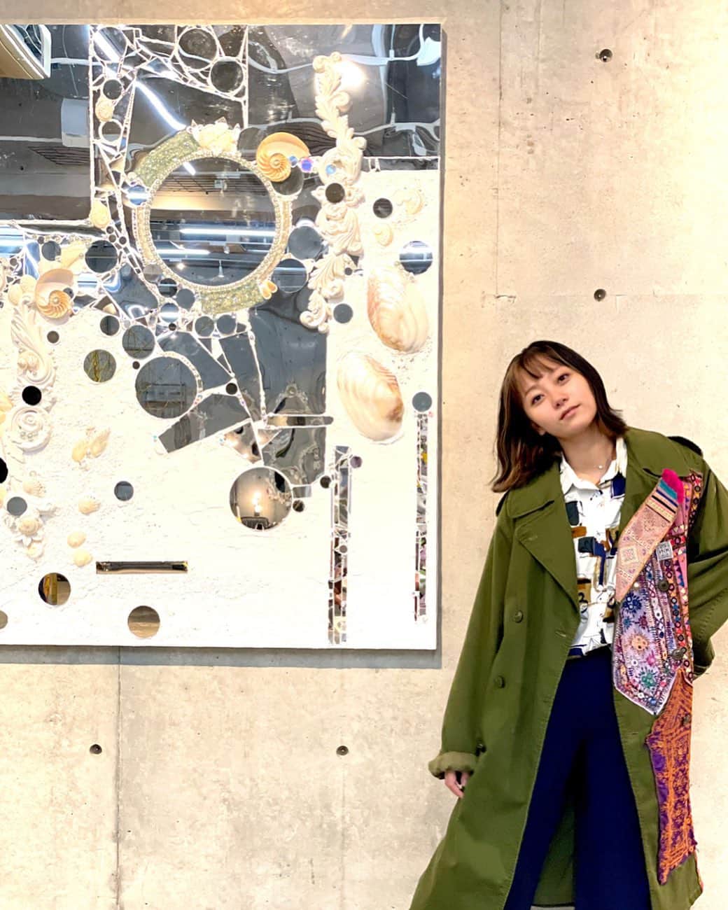 工藤綾乃のインスタグラム：「KiNG さんのSolo Exhibiton“KAIROS’’に行ってきました！！ 白色の世界が私の心を浄化してくれました。エネルギーをもらってきました。パワー全開。 コート、、欲しい、、」