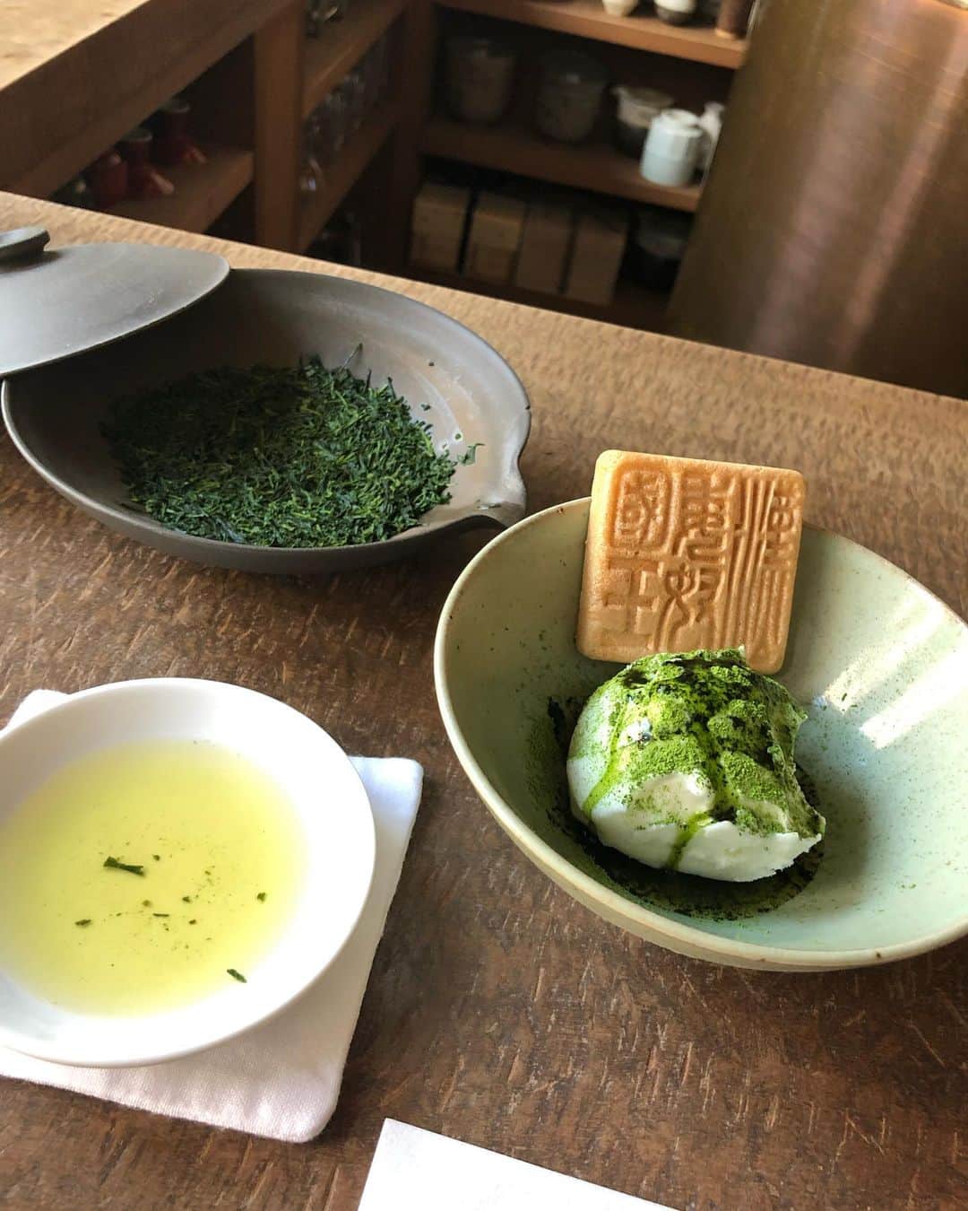 桜奈あいのインスタグラム：「⁡ ⁡ 博多の旅✨ 日本茶専門店「万  yorozu」 お店に入った瞬間からお茶の良い香りが𓂅 ⁡ 「伝統本玉露」頂きました🍵 こんなに美味しいお茶初めて 最終に頂く一滴のお茶 一滴だけなのに口のなかに広がる香りと不思議な味が凄すぎる お茶なのに甘くもったりと、、、説明がへたすぎて🥲 お湯の温度を変えていれた3杯のお茶頂きました ほんとに美味しい ⁡ オリーブオイルをかけていただくミルクジェラートも初めての味で美味しすぎです ⁡ 夜のbar🍸も行ってみたいな 博多に行かれた時は是非！ ⁡ @yorozu.tea   #博多 #博多カフェ #万 #日本茶専門店 #伝統本玉露 #日本茶 #茶葉 #和菓子 #抹茶好き」