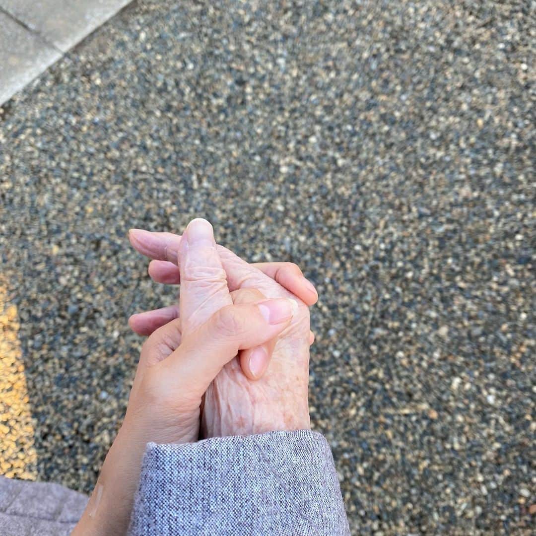小林涼子さんのインスタグラム写真 - (小林涼子Instagram)「. 私たちの手、似てるね。 私もいつか、頑固でプリプリで イケイケのおばあちゃんみたいになるね。 そんな会話をしながら… 👵🏻❤️👧🏻 先日、祖母に会いに行きました🚙 久々に会えた祖母は 私より鰻を沢山食べてました。 嬉しいね、美味しいねとニコニコ ご機嫌な姿を見て、胸がギュッ。 コロナ禍とはいえ会えなかった期間 祖母にとっては、本当に寂しく 私以上に長く感じただろうな。 ごめんね。だいすきよ。 また会いにいくね。 💘 #祖母　#祖母と孫 #久々の再会 #おばあちゃんと孫 #愛する #おばあちゃん」10月29日 20時19分 - ryoko_kobayashi_ryoko