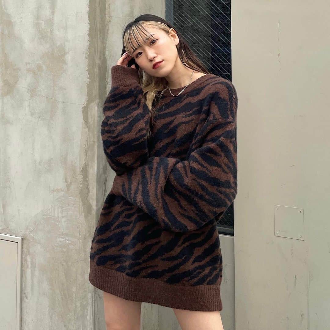 XGIRL_ootdのインスタグラム：「#xgirl_ootd @ayanaaan_26 158cm 　 calif SHIBUYA STAFF 　 ------------------------------------ ▪️ZEBRA PATTERN OVERSIZED KNIT TOP ￥13,200(税込) ------------------------------------ 　 #xgirl #xgirljp #xgirlus #エックスガール #ストリートコーデ #ストリートファッション #スタッフスナップ #オーバーサイズニット #オーバーサイズ #ニットワンピース #ゼブラ柄 #ロングブーツ」