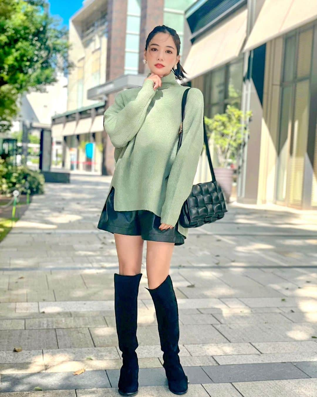 石井里奈さんのインスタグラム写真 - (石井里奈Instagram)「こんばんは💕 . 今日は秋のニットコーデ🧶 最近お気に入りで週2ペースできている @stylevoice_official のスタンドネックニットプルオーバー💕 . ライトグリーンのカラーがきれい色でかわいいの💕肌もきれいに見えるしね☺️ @douce___0203 のボディエステ90分がものすっっごくよくて（オーダーメイドで機械とハンドで施術してくれる）足がすごくスッキリしたのでショートパンツも履いてみました💕 . わたしは足に水分が溜まりやすいみたいなのでしっかり施術してもらった後にクリームでラッピングしてもらって発汗してきたよ🔥 . tops... @stylevoice_official  pants... @grl_official  bag... @newbottega  boots... @daniella_and_gemma  . ニットに @risa.ujunail ちゃんがしてくれた新しい秋ネイルが映える💅 ミラーにマグネットにホロでレオパード柄チックで可愛い🐯💕 . 今日はゆっくり銭湯にいって最愛観るんだ💕今期ハマってるドラマです❤️ 今週もお疲れ様でした💕 . #りなまるコーデ #stylevoice #stylevoiceforxxx #グリーンコーデ #newbottega #bottegaveneta #grl #グレイル #プチプラコーデ #プチプラ #ファッション通販 #ニット #ニットコーデ #秋服コーデ #秋服 #秋コーデ #autumn #秋 #green #六本木ヒルズ #六本木 #roppongi #タートルネック #モテコーデ #あざとい系女子 #ニーハイ#ニーハイブーツ #ブーツコーデ #ポニーテール #秋ネイル」10月29日 20時29分 - ri7tin1025