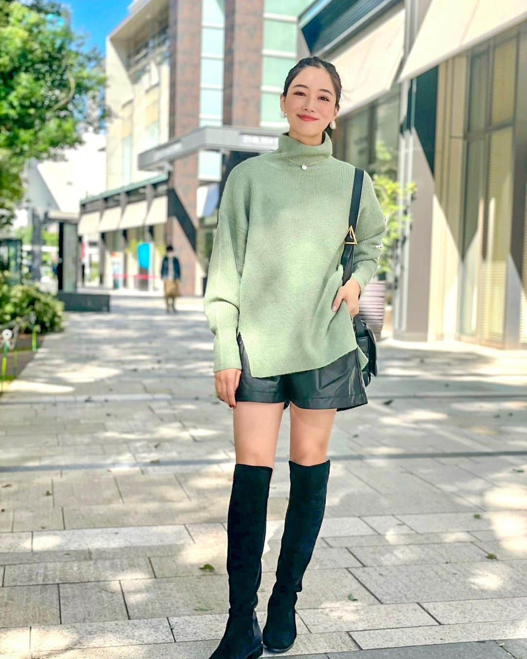 石井里奈さんのインスタグラム写真 - (石井里奈Instagram)「こんばんは💕 . 今日は秋のニットコーデ🧶 最近お気に入りで週2ペースできている @stylevoice_official のスタンドネックニットプルオーバー💕 . ライトグリーンのカラーがきれい色でかわいいの💕肌もきれいに見えるしね☺️ @douce___0203 のボディエステ90分がものすっっごくよくて（オーダーメイドで機械とハンドで施術してくれる）足がすごくスッキリしたのでショートパンツも履いてみました💕 . わたしは足に水分が溜まりやすいみたいなのでしっかり施術してもらった後にクリームでラッピングしてもらって発汗してきたよ🔥 . tops... @stylevoice_official  pants... @grl_official  bag... @newbottega  boots... @daniella_and_gemma  . ニットに @risa.ujunail ちゃんがしてくれた新しい秋ネイルが映える💅 ミラーにマグネットにホロでレオパード柄チックで可愛い🐯💕 . 今日はゆっくり銭湯にいって最愛観るんだ💕今期ハマってるドラマです❤️ 今週もお疲れ様でした💕 . #りなまるコーデ #stylevoice #stylevoiceforxxx #グリーンコーデ #newbottega #bottegaveneta #grl #グレイル #プチプラコーデ #プチプラ #ファッション通販 #ニット #ニットコーデ #秋服コーデ #秋服 #秋コーデ #autumn #秋 #green #六本木ヒルズ #六本木 #roppongi #タートルネック #モテコーデ #あざとい系女子 #ニーハイ#ニーハイブーツ #ブーツコーデ #ポニーテール #秋ネイル」10月29日 20時29分 - ri7tin1025