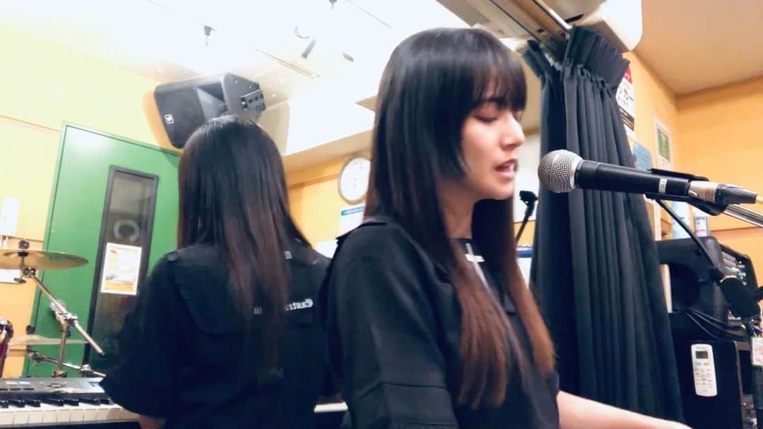 北原ゆかのインスタグラム：「あなたの苦しさを全部 心の痛みを全部 私にぶつけていいから 思い切り突き放していいから あなたを抱きしめてるよ 一緒に涙流すよ 春のような笑顔のあなたに また会いたいんだ 木漏れ日/北原ゆか  #北原ゆか #弾き語り #木漏れ日 #地雷系女子 #blazegothic」