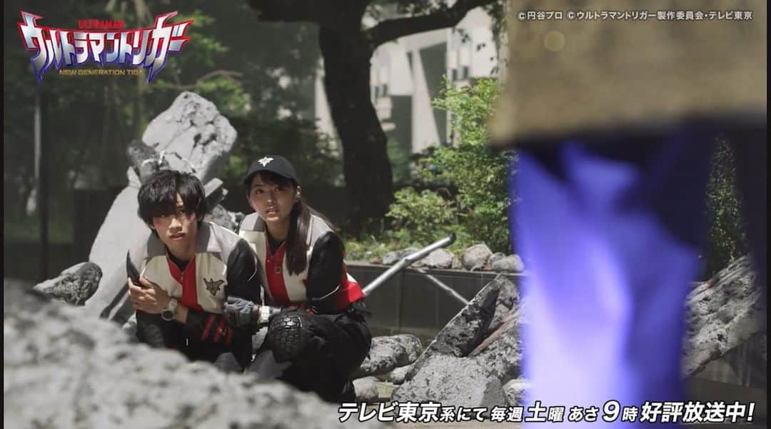 豊田留妃さんのインスタグラム写真 - (豊田留妃Instagram)「#ウルトラマントリガー 第14話『黄金の脅威』ご覧いただけましたでしょうか？  坂本監督カムバックの14話！ 特撮シーンはやっぱり見逃せない大迫力の演出でしたねぇ😖🤍  アキトとユナ、ケンゴの三人で攻撃するシーンも、 怪獣からの攻撃を避けたり、撃ったりするのは難しかったけど、 撮影中とーーってもワクワクして楽しかったのです😳😳  ・  自分の運命にうまく向き合えないユナにとって、 運命に向き合うケンゴの姿はすごく逞しくみえて。  グリッターの力を使いこなせず、倒れて悔しがるケンゴを見たときは、その痛々しさと自分の不甲斐なさに、演じながら涙が出そうでした ・  お互いがそれぞれの運命に葛藤する中、 二人の前にリブットさんが現れます。 どうやら特訓してくださるようです……😧 どんな特訓なのか…なんのためなのか…  全ては明日放送の第15話『オペレーションドラゴン』をみればまるわかり！！  そうそう！ ナースデッセイ号の新形態も登場しますよ😳 GUTS-SELECT総力戦！  ぜひご覧ください❕❕  ・  #ウルトラマンリブット」10月29日 20時58分 - runstagram_717
