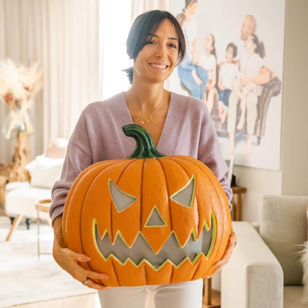 アンナ・オルティス（イニエスタの妻）のインスタグラム：「Decorando para Halloween... a ver quién se levanta ahora por la noche! 🎃👻🧟‍♂️  ハロウィーンの飾り付け…真夜中に目が覚めたら怖いですね！🎃👻🧟‍♂️」