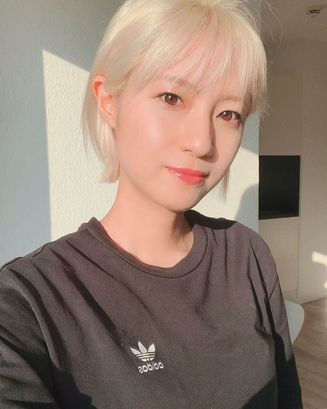 伊東楓 伊東楓さんのインスタグラム写真 - (伊東楓Instagram)「Hmm… Why do I choose the painful path  myself? I am not sure even myself XD. we realize the importance of light  when we see darkness. …Right??? 楽に生きる選択肢はたくさんあるのに、 何故、私は1人 知らぬ ...
