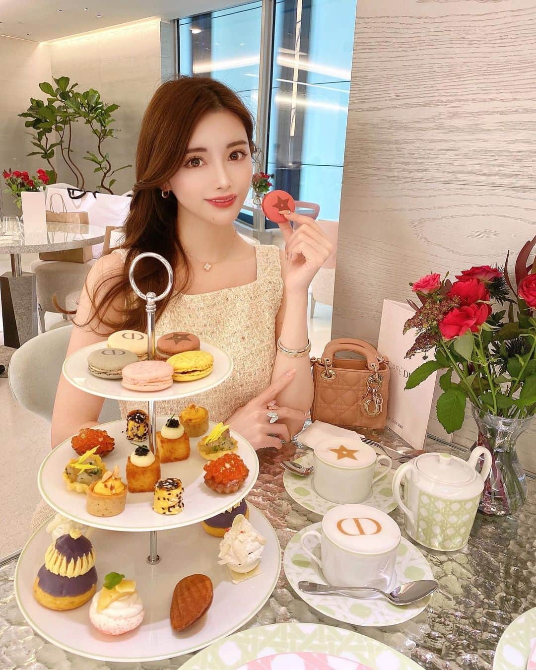 小川ももえさんのインスタグラム写真 - (小川ももえInstagram)「★dior cafe★ 可愛くて癒された💛  甘いものばっか食べて暴飲暴食の私ですが…  今月も、毎月通っている　@biju_tokyo さんにてオーダーメイドスリミングに💕 全体的に重だるかった身体がすっっっごいスッキリ‼️😭✨ ボディラインを美しくしてくれるだけじゃなくて、頭痛とか腰痛とかの悩みまで終わった頃に解消されてたりするから本当不思議🥺✨だし、毎月ここで体を0にリセットさせてます❣️ 肝心なボディラインも本当変わったと思う🥺💕  本当に気に入ったところにしか通い続けられないので、とってもおすすめです🥰😍  🧁  #diorcafe #laduree #ディオールカフェ #ラデュレ #ディオール #銀座カフェ #銀座スイーツ #ginzasix #houseofdior #tokyocafe #東京カフェ #ヴァンクリーフアーペル #アフタヌーンティー #afternoontea #ハウスオブディオール #ladurée #cafedior #ピエールエルメ #pierreherme #カフェスタグラム #genic_sweets#vancleefarpels#ヴァンクリーフ#birthdaybash」10月29日 21時37分 - momoe_0406