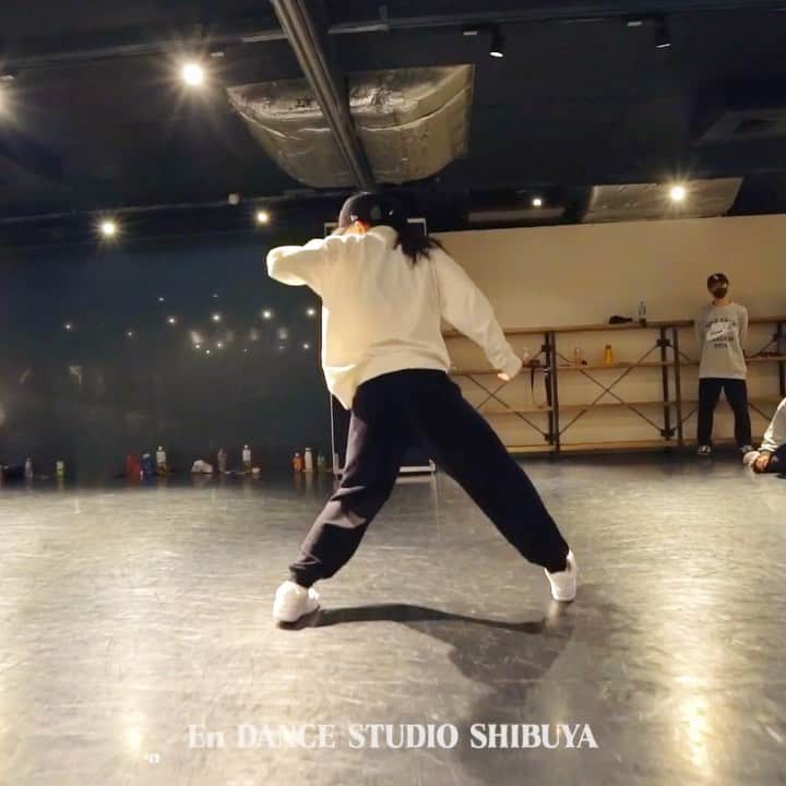 ハルアジタマのインスタグラム：「💙𝕋𝕒𝕜𝕦𝕞𝕚 𝕤𝕒𝕟 𝕝𝕖𝕤𝕤𝕠𝕟 💙 インスタで見た時から本当に大好きなコレオだったのでLessonを受けれて最高に楽しくて幸せでした🥲💖💖 またLesson楽しみにしてます🙏😍❤️ • Nights Like This @tydollasign @kehlani  • #dance #dancers #dancelover #dancevideos #love #hiphop #japan #shibuya #endancestudio #followｍe #liketime #likelikelike #ダンス動画 #ダンスレッスン #たのしい時間 #幸せ #ヒップホップ #댄스 #힙합 #댄스동영상 #레슨 #일본 #レッスン動画 #マスク地獄 #ビデオ #14歳 • • @___tkmuehr san ありがとうございました🙇🏻‍♀️💕💓」