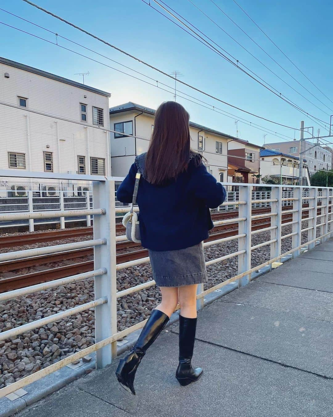 新木優子さんのインスタグラム写真 - (新木優子Instagram)「私服 tops : @ganni  cardigan : @ganni  skirt : @ganni  boots : @untishold  bag : @dior  necklace : @knowhowjewelry  earring : @iris47_official   天気が良くて気持ちのいい日の服☺️」10月29日 22時10分 - yuuuuukko_