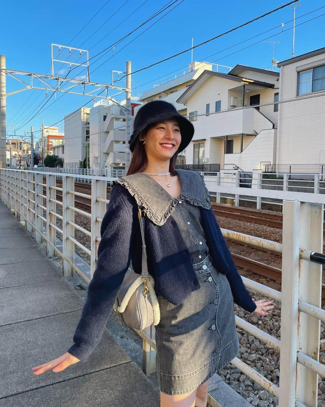 新木優子さんのインスタグラム写真 - (新木優子Instagram)「私服 tops : @ganni  cardigan : @ganni  skirt : @ganni  boots : @untishold  bag : @dior  necklace : @knowhowjewelry  earring : @iris47_official   天気が良くて気持ちのいい日の服☺️」10月29日 22時10分 - yuuuuukko_