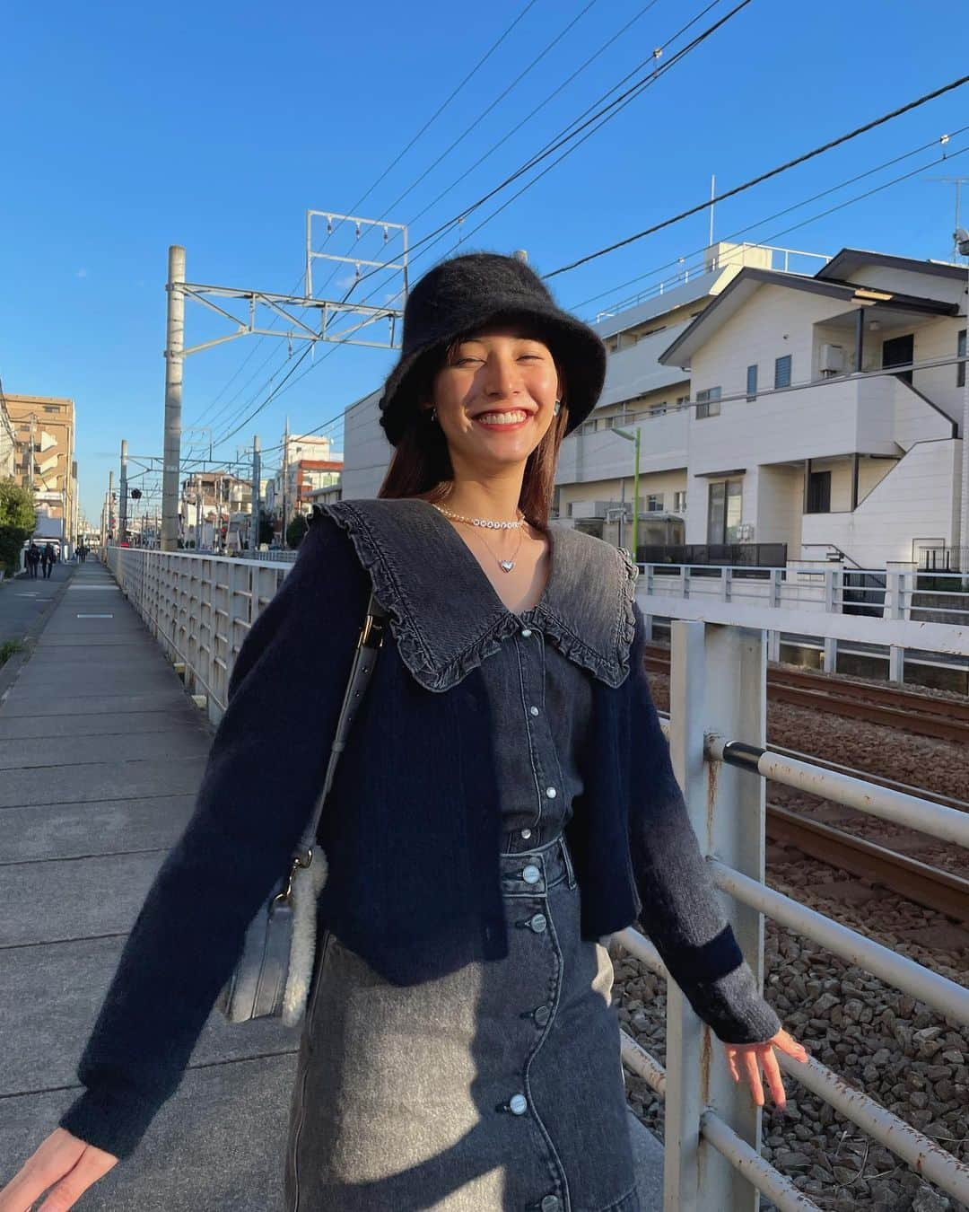 新木優子さんのインスタグラム写真 - (新木優子Instagram)「私服 tops : @ganni  cardigan : @ganni  skirt : @ganni  boots : @untishold  bag : @dior  necklace : @knowhowjewelry  earring : @iris47_official   天気が良くて気持ちのいい日の服☺️」10月29日 22時10分 - yuuuuukko_