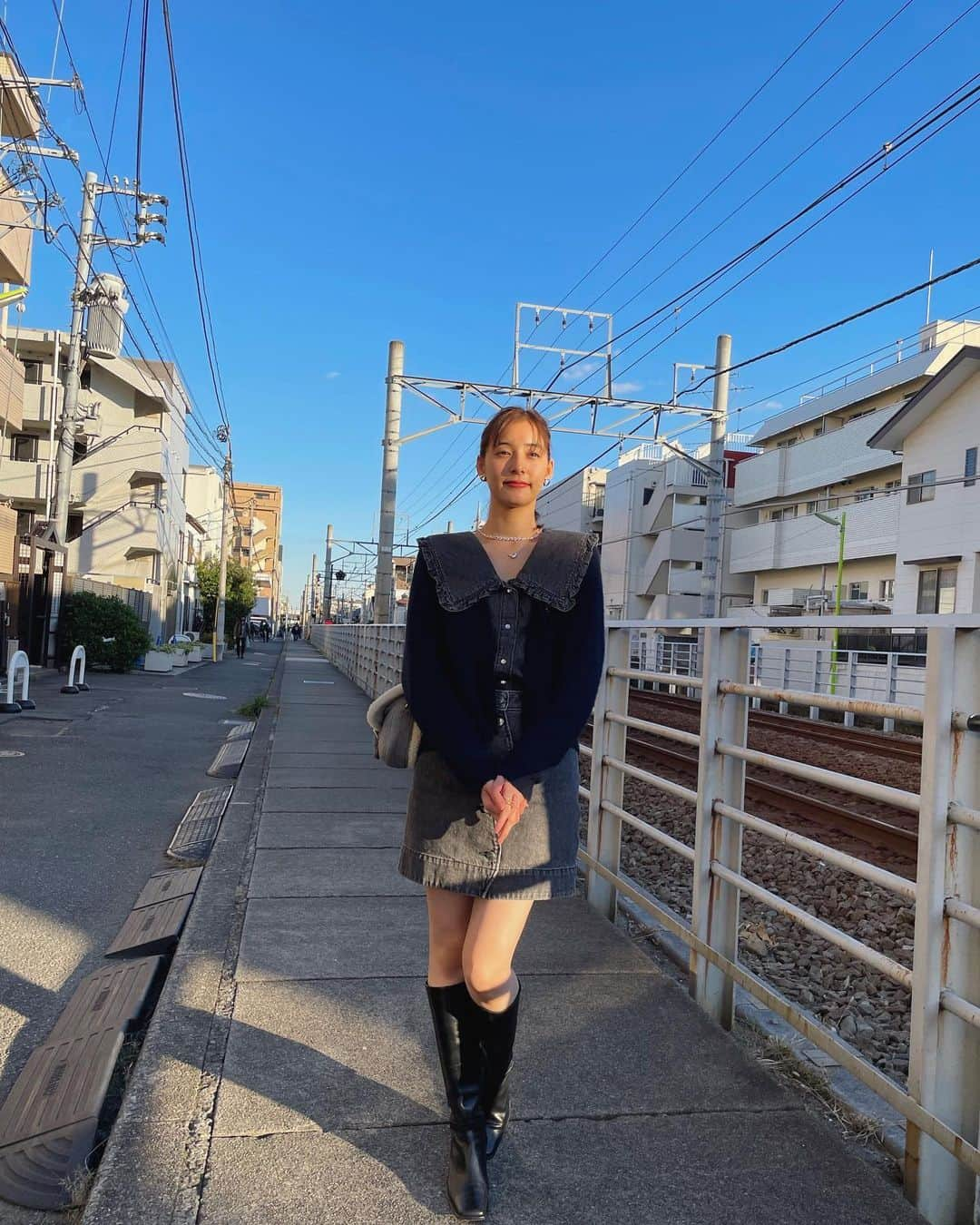 新木優子さんのインスタグラム写真 - (新木優子Instagram)「私服 tops : @ganni  cardigan : @ganni  skirt : @ganni  boots : @untishold  bag : @dior  necklace : @knowhowjewelry  earring : @iris47_official   天気が良くて気持ちのいい日の服☺️」10月29日 22時10分 - yuuuuukko_