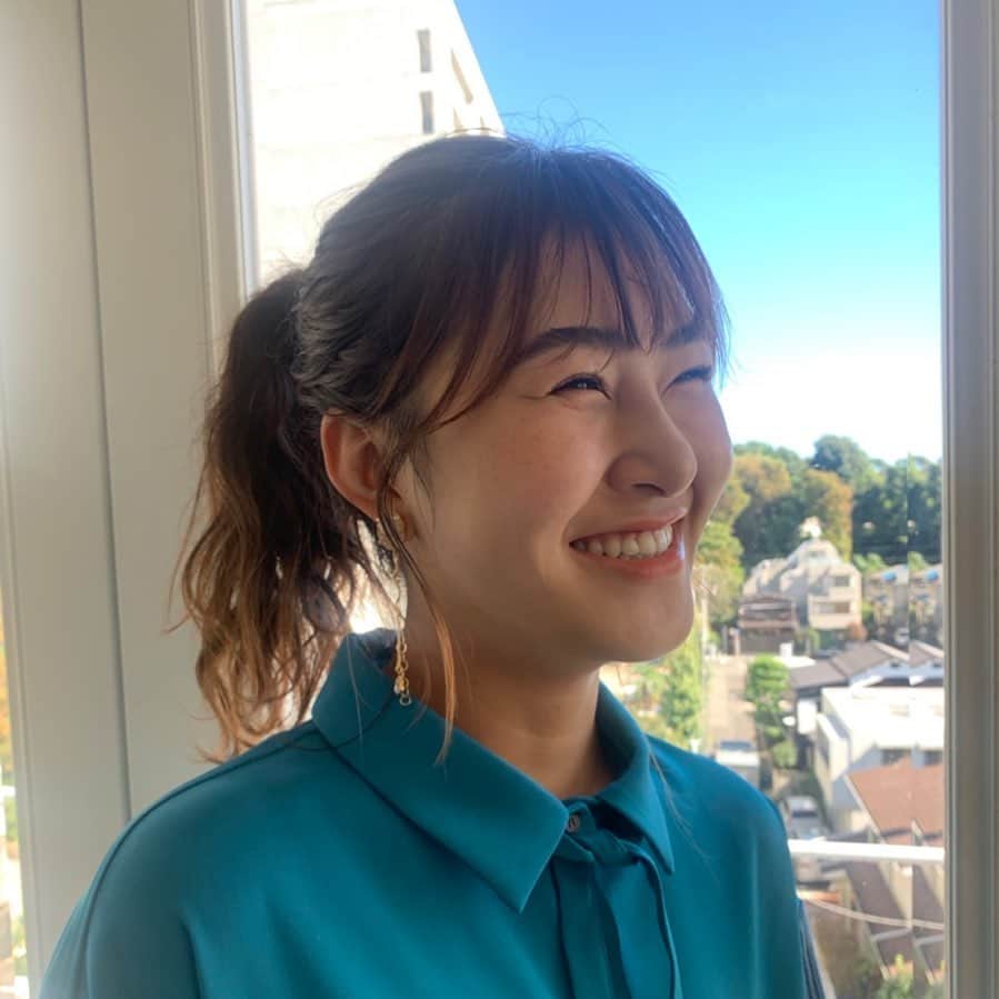 村上佳菜子のインスタグラム：「...  HAPPY SMILE🌞⭐️ 最近は湊かなえさんの"未来"を移動で ずっと読んでるよ〜 . . . #smile #湊かなえ　#未来」