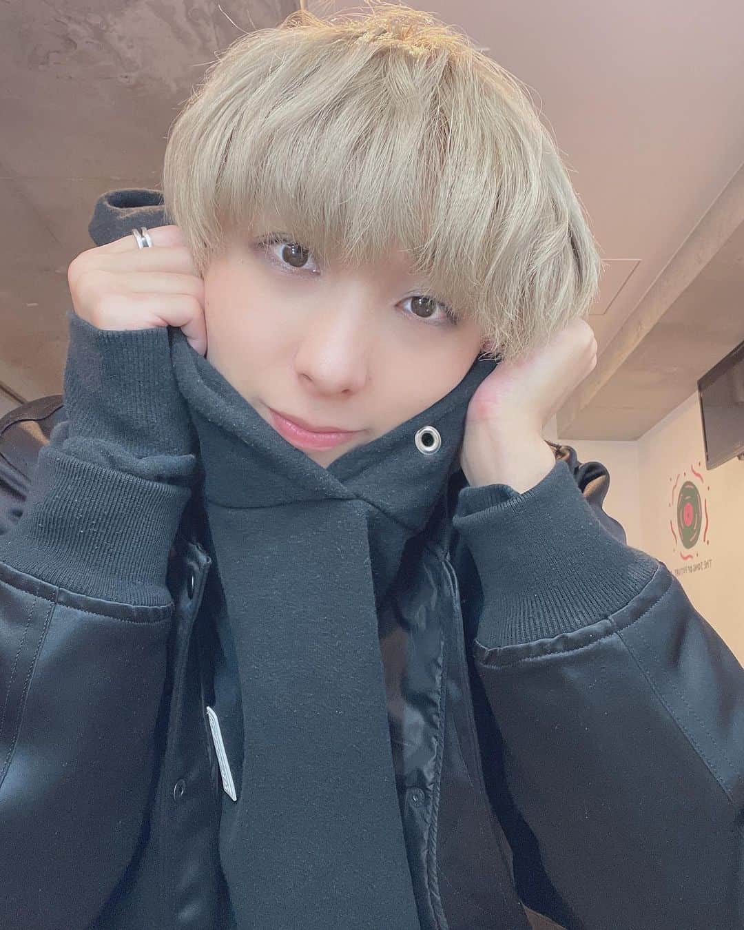 SHUNのインスタグラム：「寒くなってきたから一緒に暖まろっか☺️✨  #冬 #パーカー男子 #金髪 #金髪マッシュ #マッシュ男子 #韓国好きな人 #韓国好きな人と繋がりたい #韓国男子 #メンズアイドル #アイドル #idol #かっこいい #かわいい #fff #l4l #f4f #ootd #bts #jo1 #ulzzangboy #셀카 #얼스타그램 #팔로미 #얼짱」