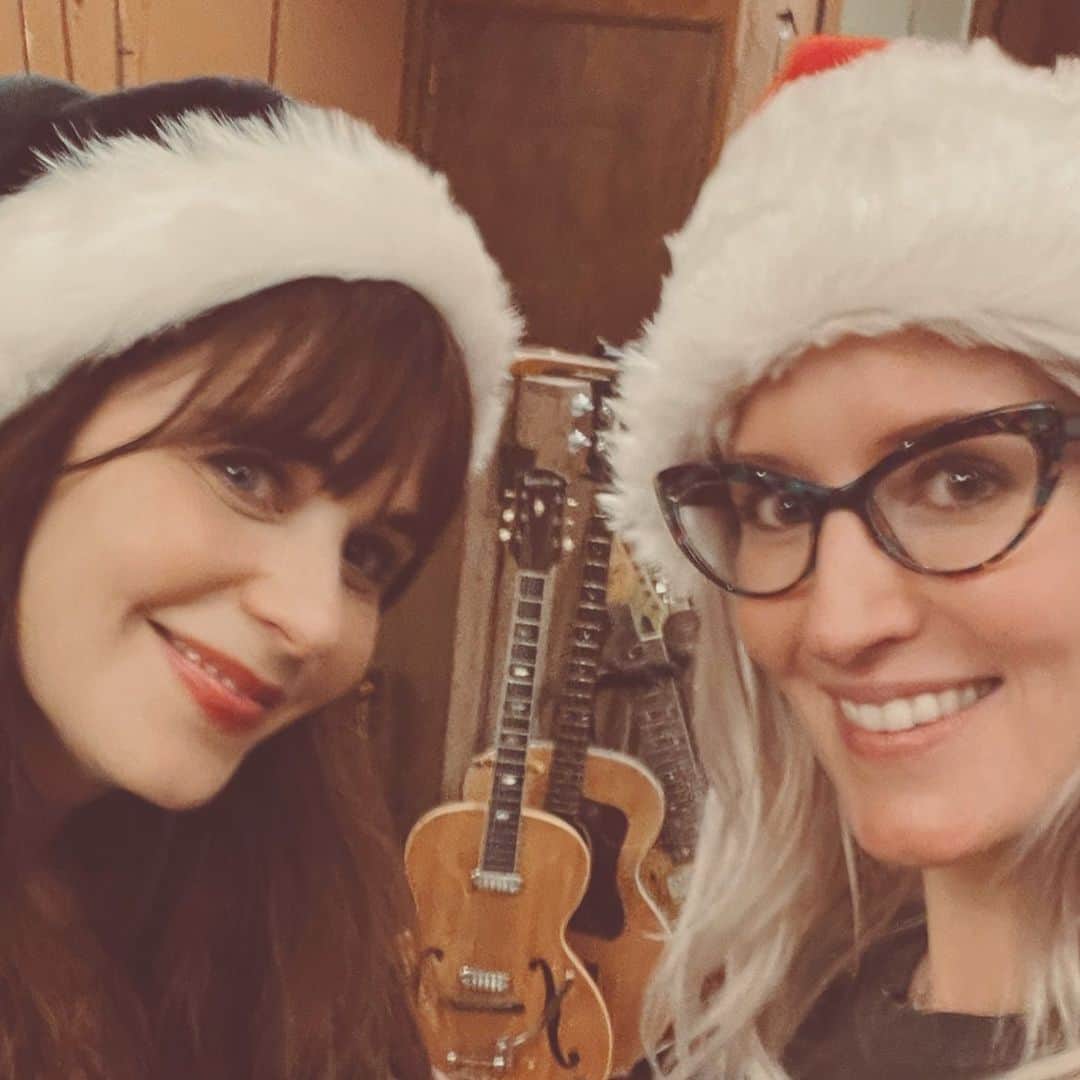 のインスタグラム：「My new holiday single “Merry Christmas Happy New Year” is out now!  It’s featuring @zooeydeschanel which means I have officially dialed the festive knob to 11. ⛄️」