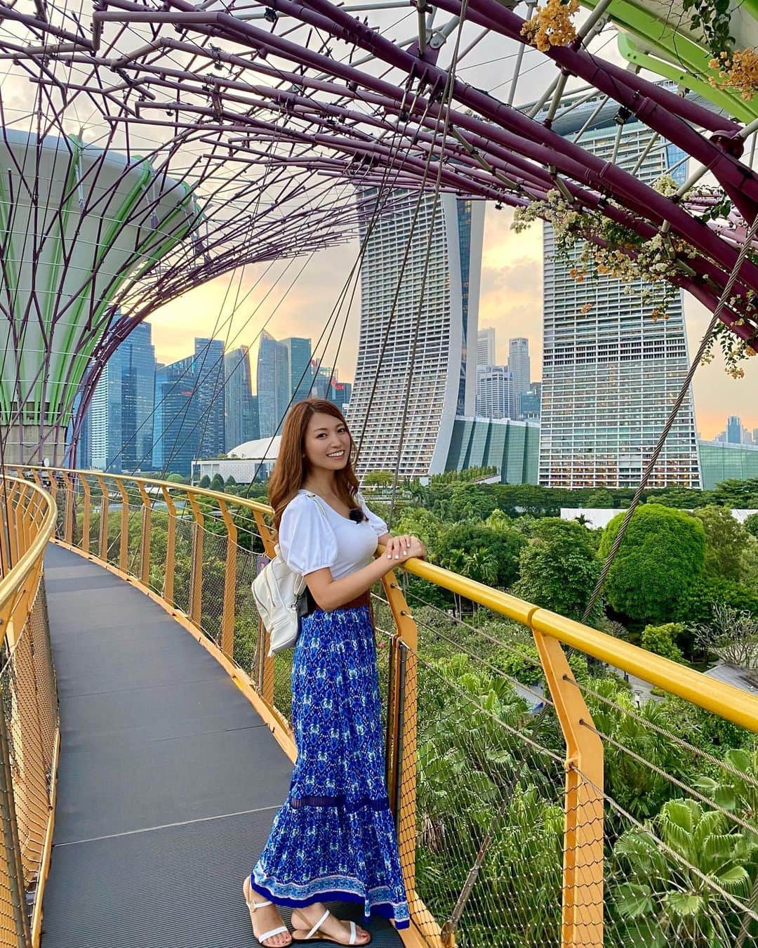 市原彩花さんのインスタグラム写真 - (市原彩花Instagram)「This is the 1000th post🎉  記念すべき1000投稿目の写真は、シンガポールのシンボル、Gardens by the bayとMarina bay sandsの写真🥰  こんなに長くインスタを続けてこれたのは、いつも見てくれてる皆さんのお陰です☺️ ありがとうございます❤️ これからもたくさん楽しい写真投稿してくねっ😆💖  今までの私の投稿で、1番お気に入りの投稿あれば教えてっ😘  ちなみにここガーデンズバイザベイは、毎晩19:45と20:45からライトアップショーしてるよ✨(動画7.8枚目) 超綺麗だし暑くないし無料だし、夜のお散歩来てみてね😉 横にはフードコートもあるよ😋  #1000thpost#instagram#ocbcskyway#gardensbythebay#ガーデンズバイザベイ#marinabaysands#マリーナベイサンズ#singapore#シンガポール#singapura#海外生活#海外旅行#シンガポール暮らし#シンガポール生活#シンガポール在住#シンガポール在住日本人#싱가포르#新加坡」10月29日 22時08分 - ayaka_ichihara