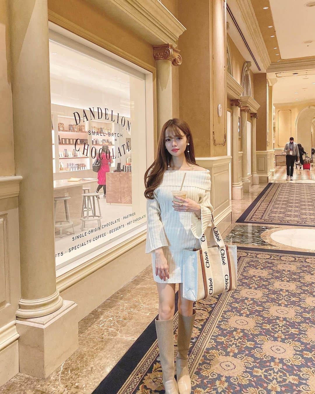 のインスタグラム：「𝓂𝑜𝓉𝑒 𝓀𝓃𝒾𝓉 🤍  この間ストーリーに載せたら沢山質問が来たモテニットコーデ👗 　 あざとい感じがとっても可愛いニットワンピースです♡ ブーツについてもDMが沢山来ていたのですが、ブーツもニットみたいな縦ラインが入っていて細見えして尚且つ歩きやすい✨🙄お気に入りブーツです☺️ 　 ワンピース、ブーツ共に @selectshop_lumignon 👠 　 　 　 When I posted this coordinate's story, I got a lot of feedback frow my followers. This knit op is really feminine outfit. The same is true of the boots. It makes a person's legs look long and slender.( Both of @selectshop_lumignon )       #あざとい#ニットワンピース#ロングブーツ#ブーツコーデ#韓国ファッション #韓国セレクトショップ #autumnfashion#fallfashion#selectshop」