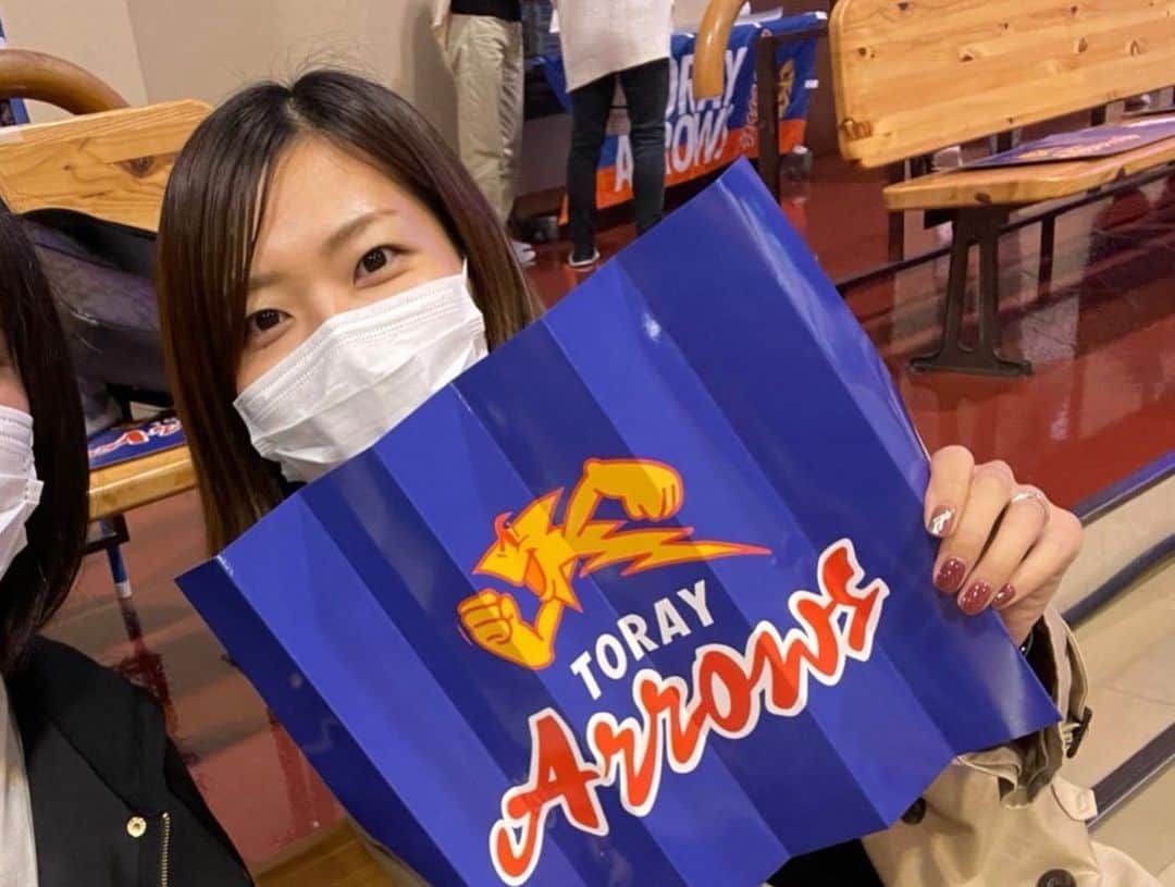 佐藤美弥のインスタグラム：「🧡💙  先日現地観戦デビュー✨ 家族一緒に楽しい旅でした🌼  画面越しもいいけど 生は迫力も面白さも増し増しだった🥺✨  緊張してずっとそわそわしてたけど とにかくかっこよかった〜！！！  友達やらにも会えて 声かけてくれて嬉しかったぁ〜♡  そして藤井だっこしました😂笑 みなさんもだっこしてやってください！！笑  バレーボールステーションVIVA🏐 かわいいグッズたくさんあります♡ 現地限定のグッズもあるので (限定に負けて妹と大量に買いました) バレーボールステーションVIVAや チームのSNSをチェック〜🥰👌🏽 @viva_official.v   #東レアローズ男子 #バレーボールステーションVIVA #Vリーグ」