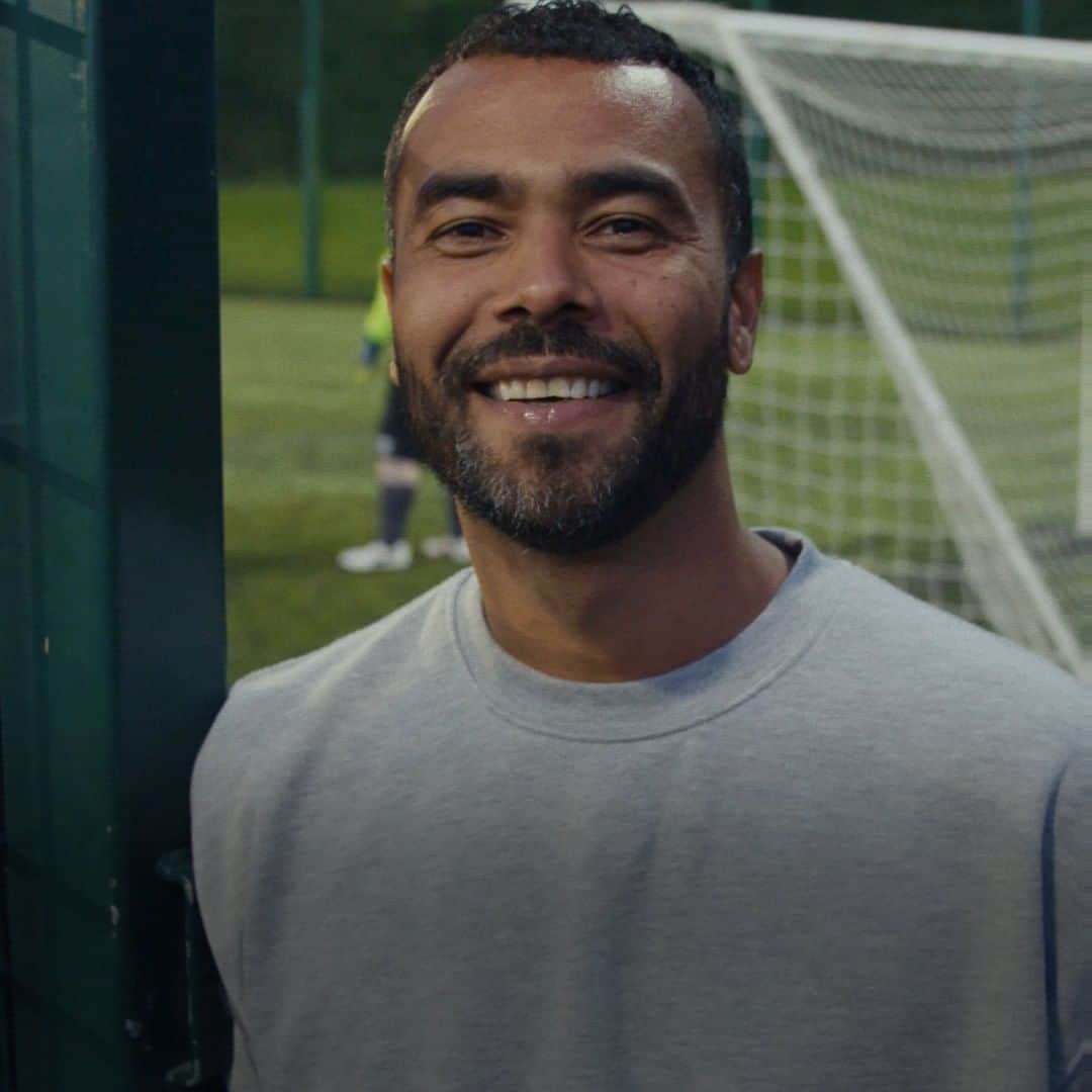 アシュリー・コールのインスタグラム：「"We all come from different backgrounds, with different stories. But we all need to support each other."  My next stop took me to Sheffield where I was able to meet the women members of Brunsmeer Awareness, a football team set up to be a haven for women struggling with their mental health.  I’ve been surrounded by strong women all my life, my mum and now my partner, so I know how courageous women can be. It was amazing to speak to Josie and her team who support each other on and off the pitch.   #MoreThanAGame #Caringunited @calmzone @carlinguk」