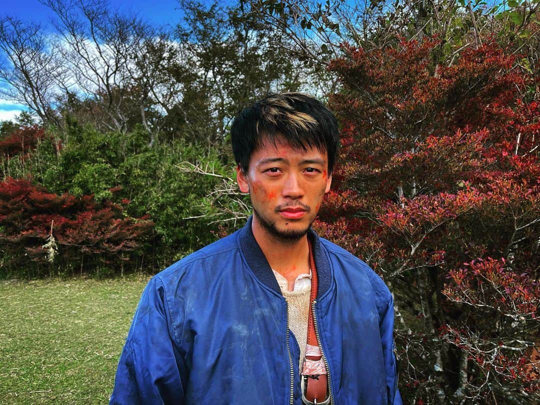 竹内涼真のインスタグラム：「#君と世界が終わる日に   今日はアクションでした。きつかったでも season1.2と一緒にやってきたチームワークに救われた。 シンプルに泥臭いアクション続けてやっていこう。」