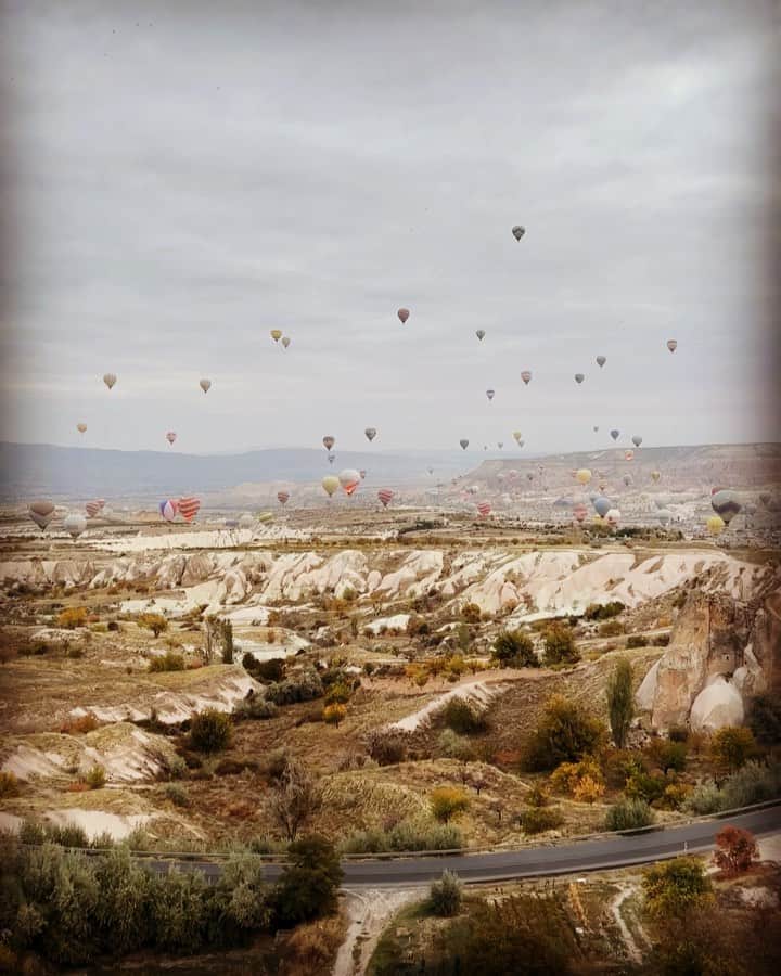 松林裕香のインスタグラム：「気球が起こす奇跡。 .  #カッパドキア#genic#genic_mag#タビジョ#ミュージアムホテル#museumhotel#中東#トルコ#Turkish#Cappadocia#コロナ禍の海外旅行#気球」