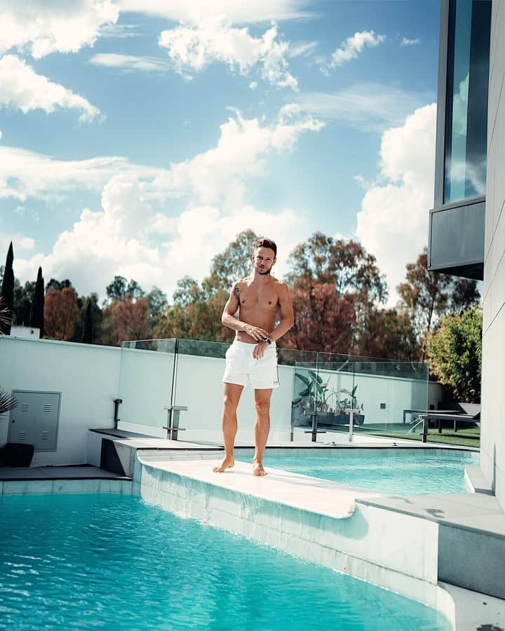 イヴァン・ラキティッチのインスタグラム：「Daily life in Seville! Enjoy the weekend! 💦🙋🏼‍♂️⚽️ @sevillafc   Vida diaria en Sevilla! Que disfruten del fin de semana!  #Rakitic #Sevilla  #Training #Life」