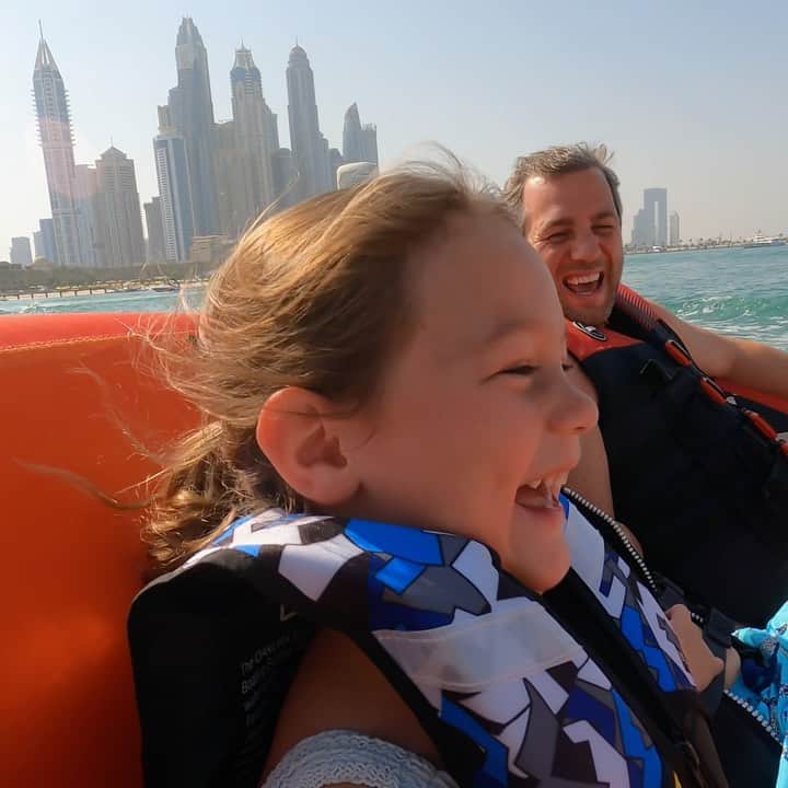 サム・フェアーズのインスタグラム：「Out on the crazy sofa this morning 🤪💦 Rosie’s laugh is so infectious 😆☺️」