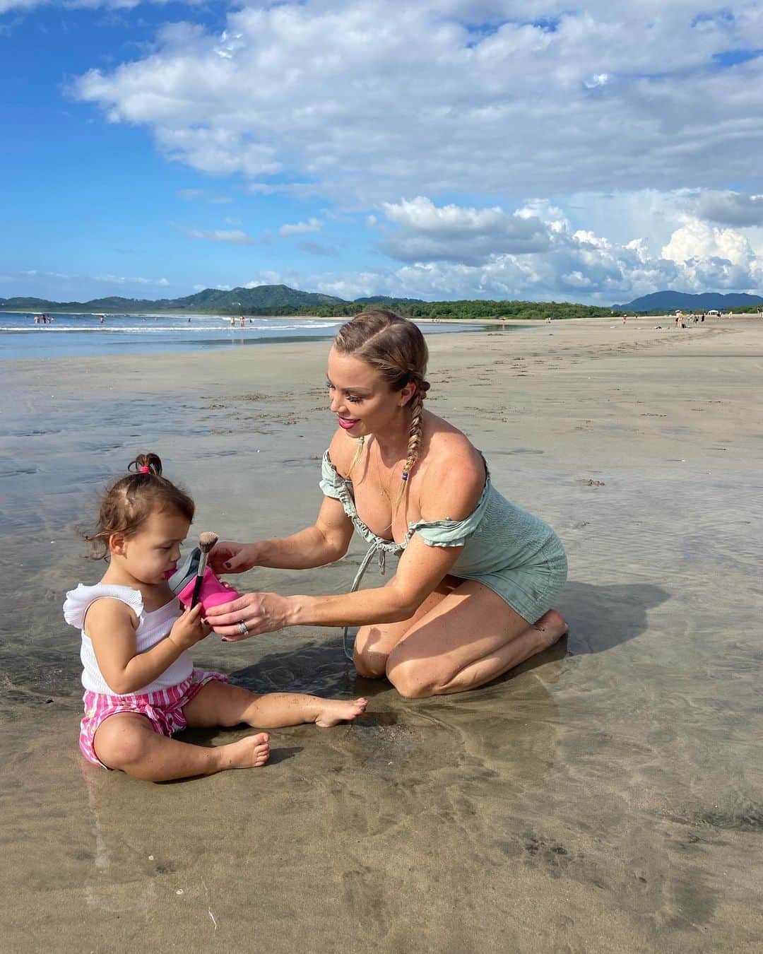 Lauren Drain Kaganさんのインスタグラム写真 - (Lauren Drain KaganInstagram)「After I posted my panic attack videos I got so much feedback from you all to investigate EMDR, hypnotherapy and ayahuasca. I researched all and finally did an ayahuasca ceremony. I have suffered from anxiety, depression, complex PTSD, insomnia, and I was ready to heal my mind in a long lasting way. Costa Rica - what a magical place for healing mind, body and spirit! As you all may know, I have always been very close to God in my faith and always wanted to keep that the center of my mind while healing. I have fasted, prayed and stayed close to God on my journey but I needed a drastic measure to help with my anxiety and progressively worse daily panic attacks that I suffered from since I had had covid. I had been using CBD tinctures, mushrooms, and holistic modalities like acupuncture, yoga and meditation but I get I needed to try something more intense to ensure I could heal my heart the best I can to be the best mother to Aria. I didn’t want my anxiety or panic attacks to ever affect her. Mental health is so important and babies begin to develop their coping mechanisms at age 2-6 so since she’s about to turn two in December I knew I had to get my mental health healed as soon as possible. So I tried ayahuasca which is a tea brewed from the amazon which causes intense introspection, to help heal from traumas. Would you guys like to hear how it went? What a journey to total body wellness! I am in my happy place which is with nature, my daughter, my sweet sister and truly basking in gratitude!」10月30日 1時12分 - laurendrainfit