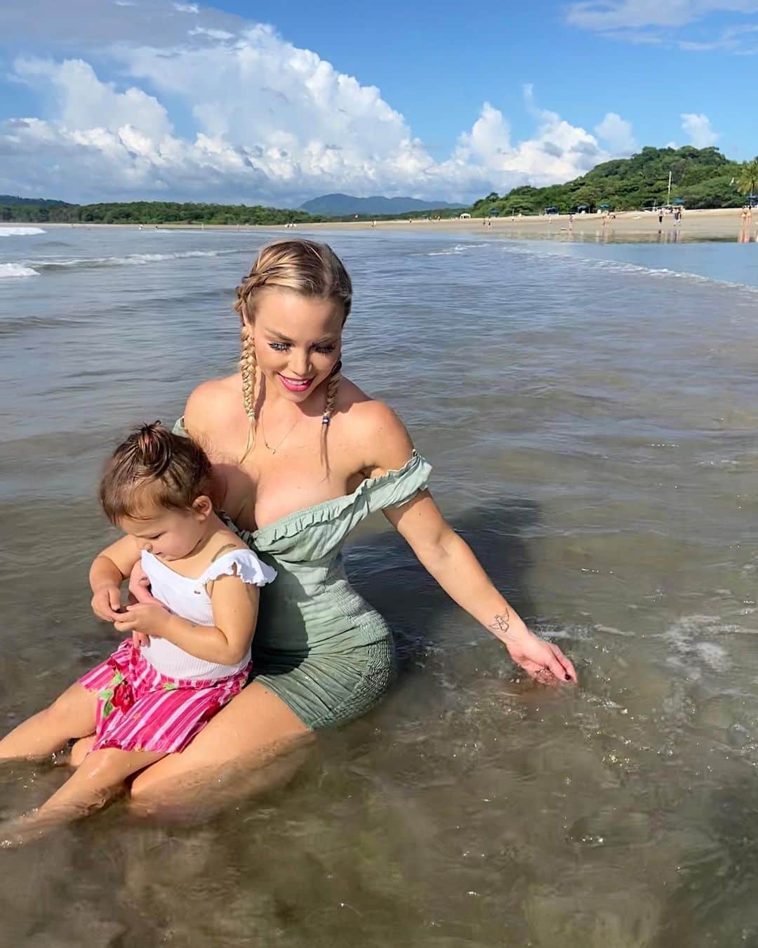 Lauren Drain Kaganのインスタグラム：「After I posted my panic attack videos I got so much feedback from you all to investigate EMDR, hypnotherapy and ayahuasca. I researched all and finally did an ayahuasca ceremony. I have suffered from anxiety, depression, complex PTSD, insomnia, and I was ready to heal my mind in a long lasting way. Costa Rica - what a magical place for healing mind, body and spirit! As you all may know, I have always been very close to God in my faith and always wanted to keep that the center of my mind while healing. I have fasted, prayed and stayed close to God on my journey but I needed a drastic measure to help with my anxiety and progressively worse daily panic attacks that I suffered from since I had had covid. I had been using CBD tinctures, mushrooms, and holistic modalities like acupuncture, yoga and meditation but I get I needed to try something more intense to ensure I could heal my heart the best I can to be the best mother to Aria. I didn’t want my anxiety or panic attacks to ever affect her. Mental health is so important and babies begin to develop their coping mechanisms at age 2-6 so since she’s about to turn two in December I knew I had to get my mental health healed as soon as possible. So I tried ayahuasca which is a tea brewed from the amazon which causes intense introspection, to help heal from traumas. Would you guys like to hear how it went? What a journey to total body wellness! I am in my happy place which is with nature, my daughter, my sweet sister and truly basking in gratitude!」