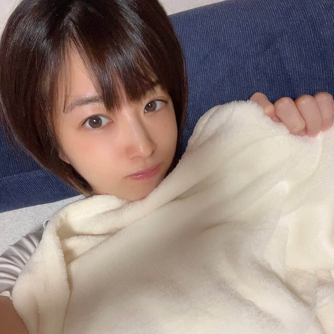 鮭山未菜美のインスタグラム：「サウナでアチアチにしすぎて傷みすぎたもう何やってもだめな髪の毛を少しでも癒してあげようと美容院で「酸熱トリートメント」したらとっても綺麗になった☺️✨  けど、数日後130度のサウナで灼熱アウフグースしたらこのうるツヤは二度と帰ってこなかったから写真だけでもアップしておく(´；ω；｀)ぶわっ  サウナハットと日頃のケア、ドライヤーがいかに大切かが分かりました。 サウナー、アウフギーサーの皆さん気をつけようね🥺  来月も負けずに酸熱トリートメントしに行くだよ😭」