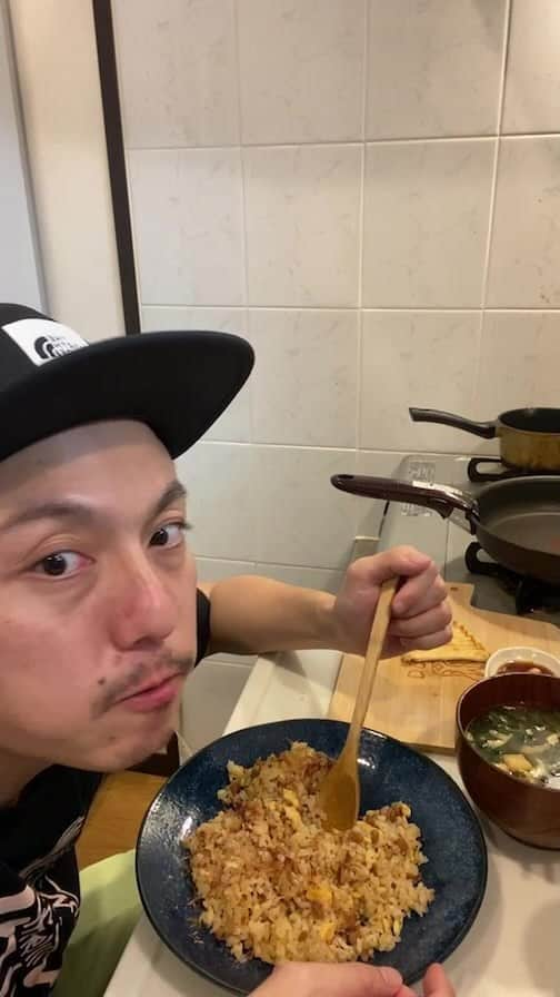 桃原優樹のインスタグラム：「料理配信🍳納豆炒飯を作りました！ 我ながら完璧です。1:00からご飯作り始めたら筋トレダイエット中の相方がブチギレてましたが無視しました。僕はこれからもみんなを誘惑します。飯テロの権化😈 苦情は受け付けません。 #沖縄#okinawa#料理#料理配信#料理男子#cooking#炒飯#納豆炒飯#中華料理#芸人#味噌汁#茅乃舎#油揚げ#風邪#飯テロ」