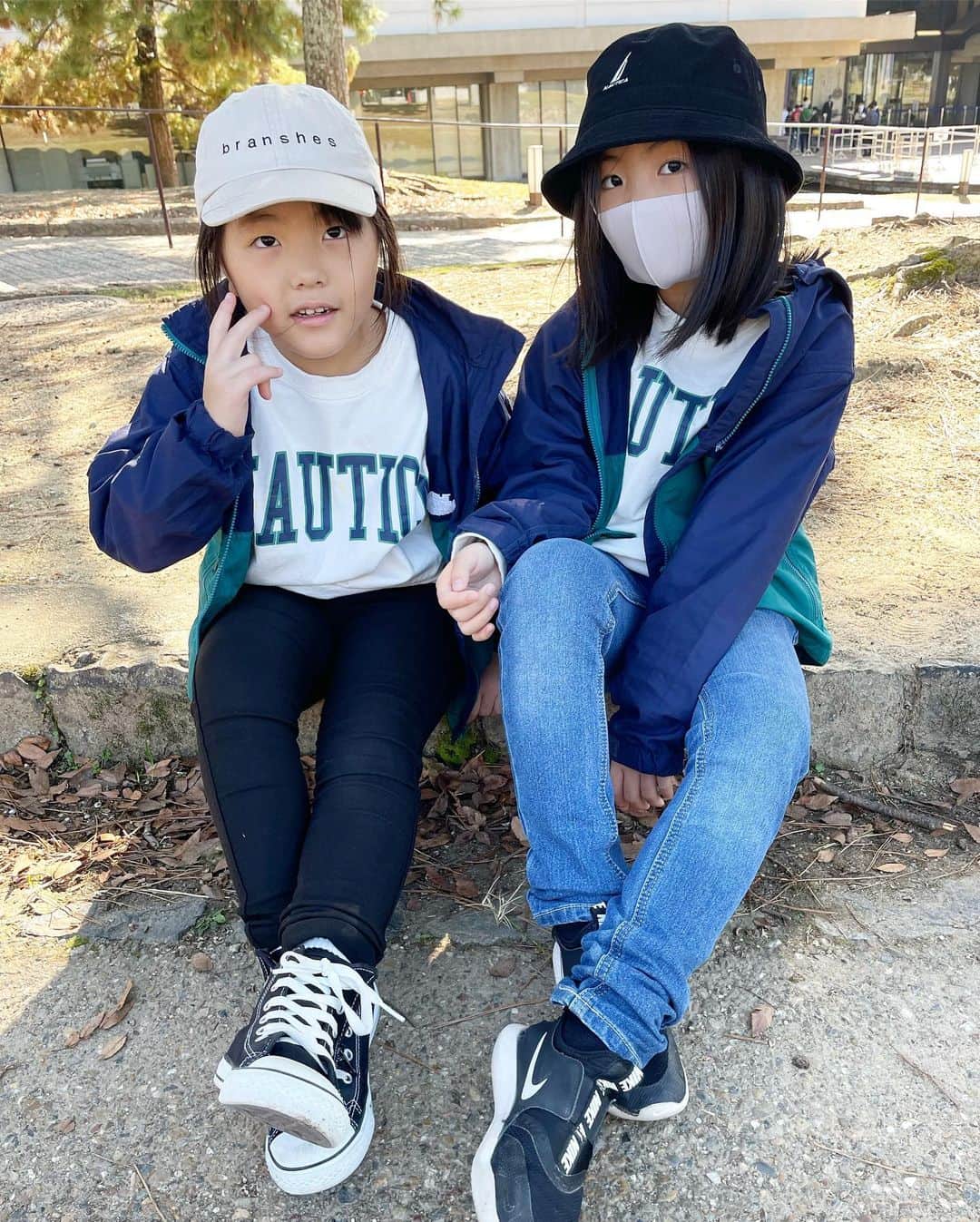 mocchiのインスタグラム：「2021.10.30 奈良公園。  ブランシェスの秋服かわゆ♥️ ノースフェイスのライトジャケット今の時期めっちゃ使えて優秀🤤  @nautica の子供服もブランシェスから出てて可愛すぎた🤤  最近バケツハットにハマってる🤟  hat....#ブランシェス @branshes  tops.... @nautica #nautica  pants.... #ブランシェス shoes.... #コンバース#ナイキ  #ブランシェス#ブランシェスコーデ#branshes  #子供服#インスタキッズ#8歳#6歳#小学生女子#通学コーデ#キッズ服#thenorthface」